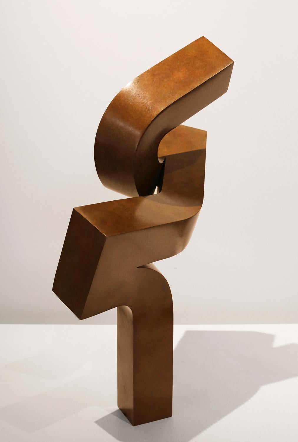 Eine minimalistische Sockelskulptur aus Bronzeguss von Clement Meadmore (Upsurge) im Angebot 1