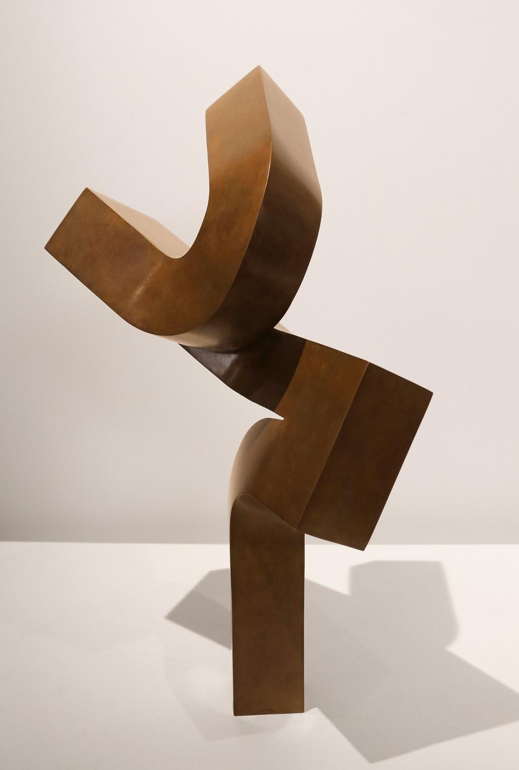 Eine minimalistische Sockelskulptur aus Bronzeguss von Clement Meadmore (Upsurge) im Angebot 2