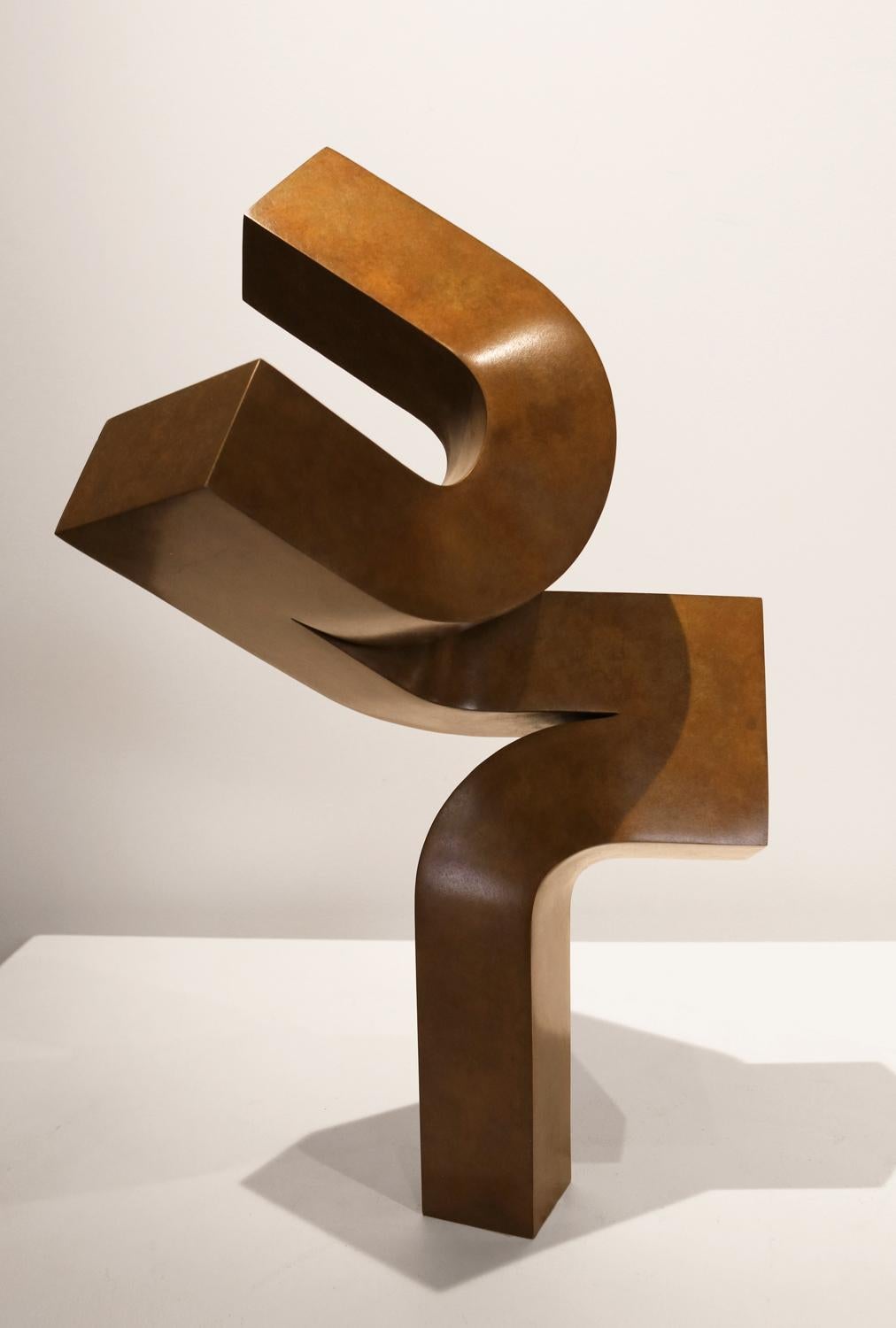 Eine minimalistische Sockelskulptur aus Bronzeguss von Clement Meadmore (Upsurge) im Angebot 3