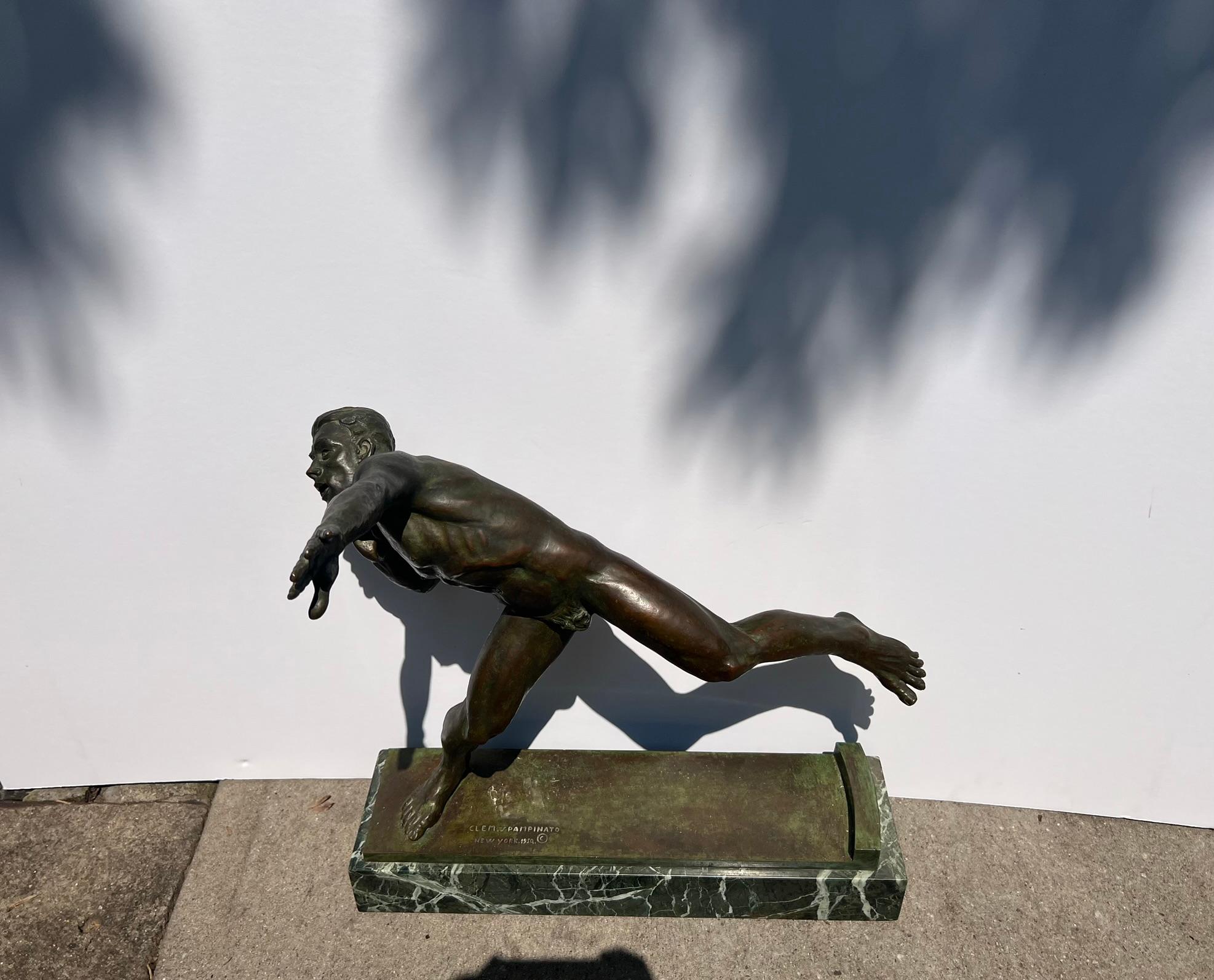 Amerikanische Bronzeskulptur eines männlichen nackten Athleten während eines Schuhputzes. – Sculpture von Clemente Spampinato