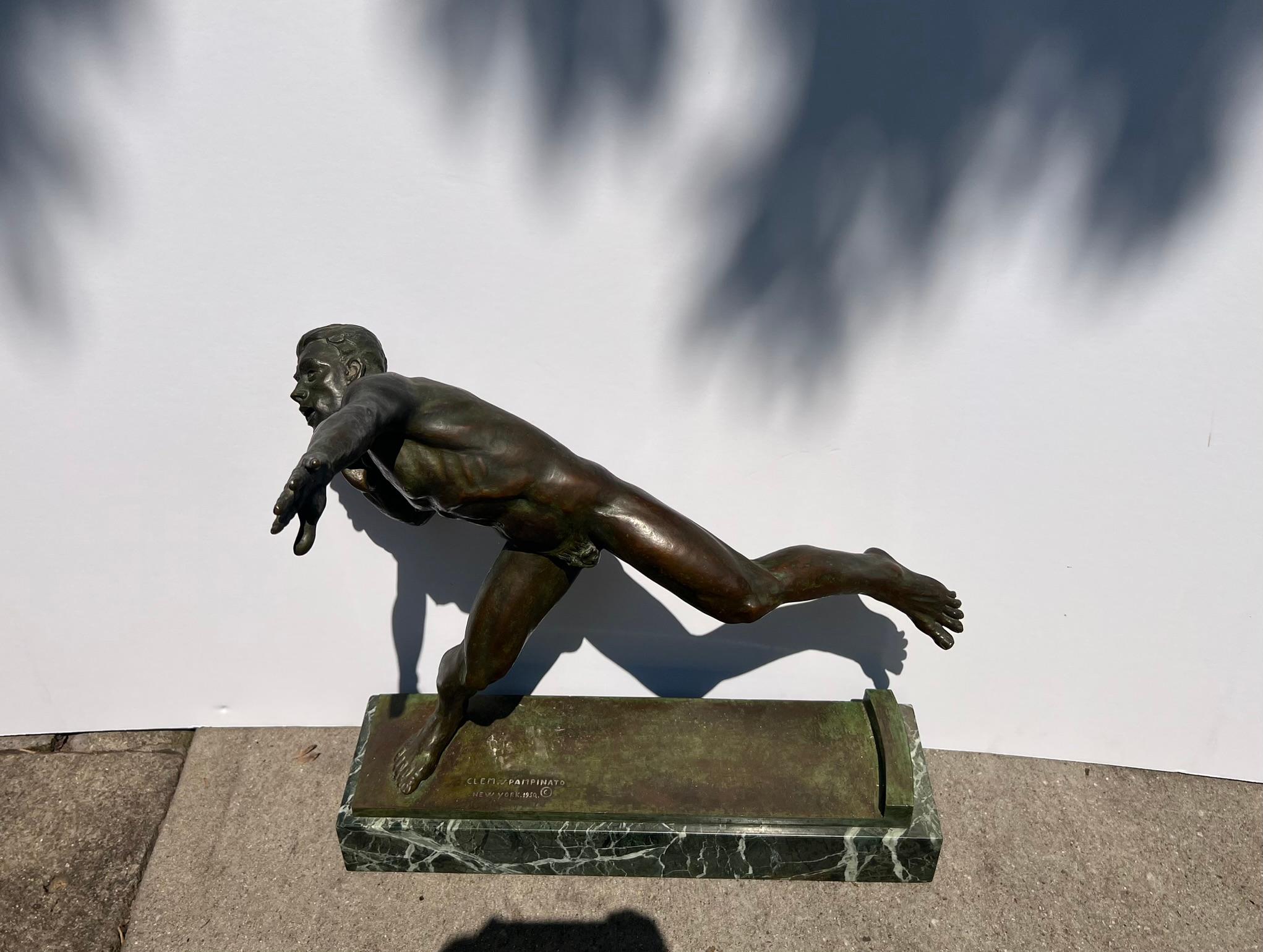 Amerikanische Bronzeskulptur eines männlichen nackten Athleten während eines Schuhputzes. (Akademisch), Sculpture, von Clemente Spampinato