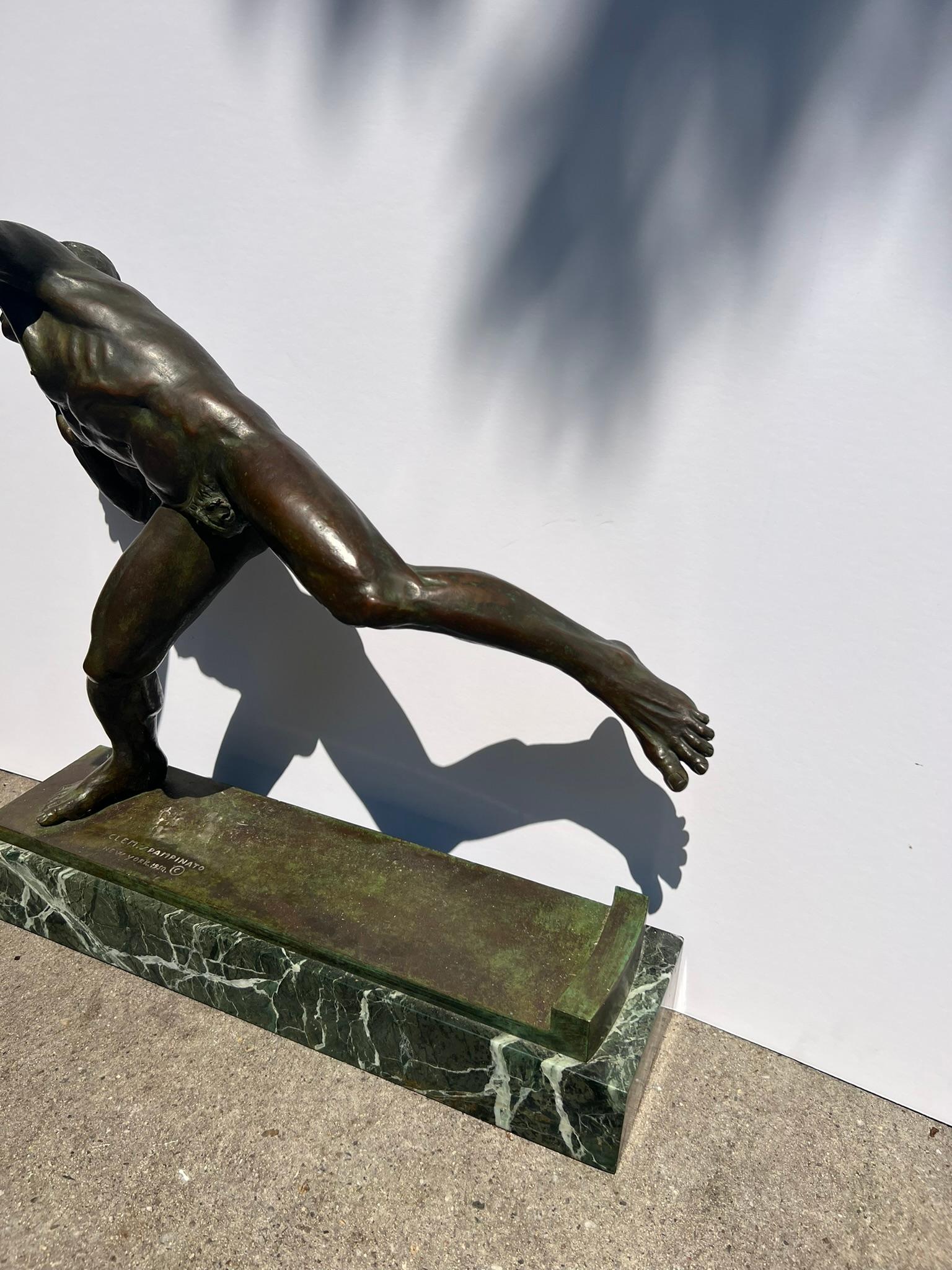 Amerikanische Bronzeskulptur eines männlichen nackten Athleten während eines Schuhputzes. im Angebot 1