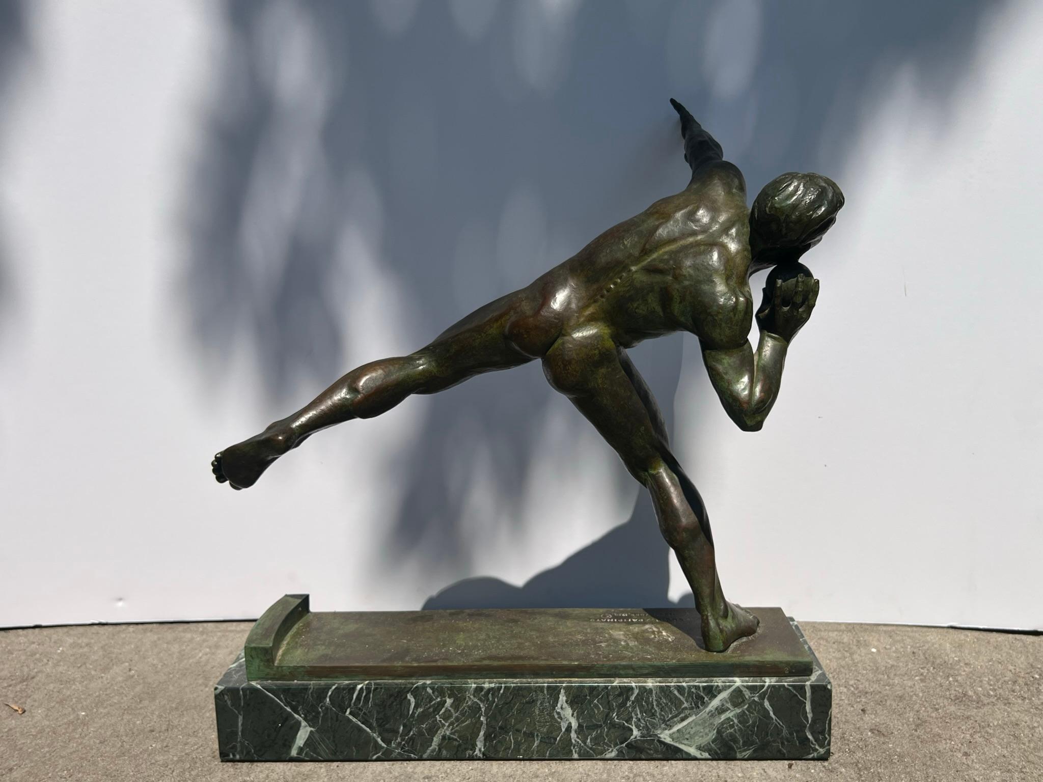 Amerikanische Bronzeskulptur eines männlichen nackten Athleten während eines Schuhputzes. im Angebot 2