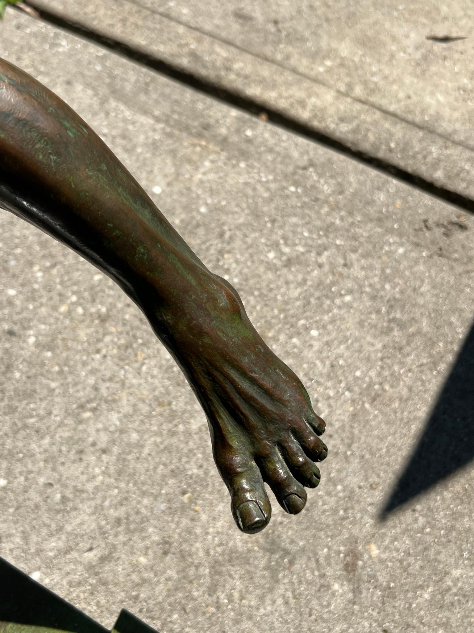 Amerikanische Bronzeskulptur eines männlichen nackten Athleten während eines Schuhputzes. im Angebot 3