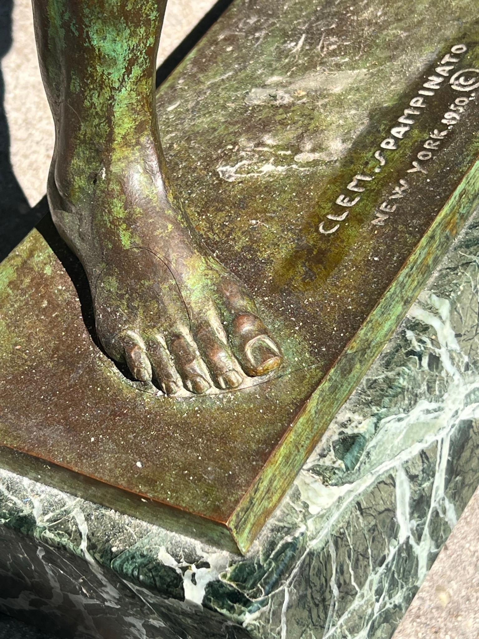 Amerikanische Bronzeskulptur eines männlichen nackten Athleten während eines Schuhputzes. im Angebot 4