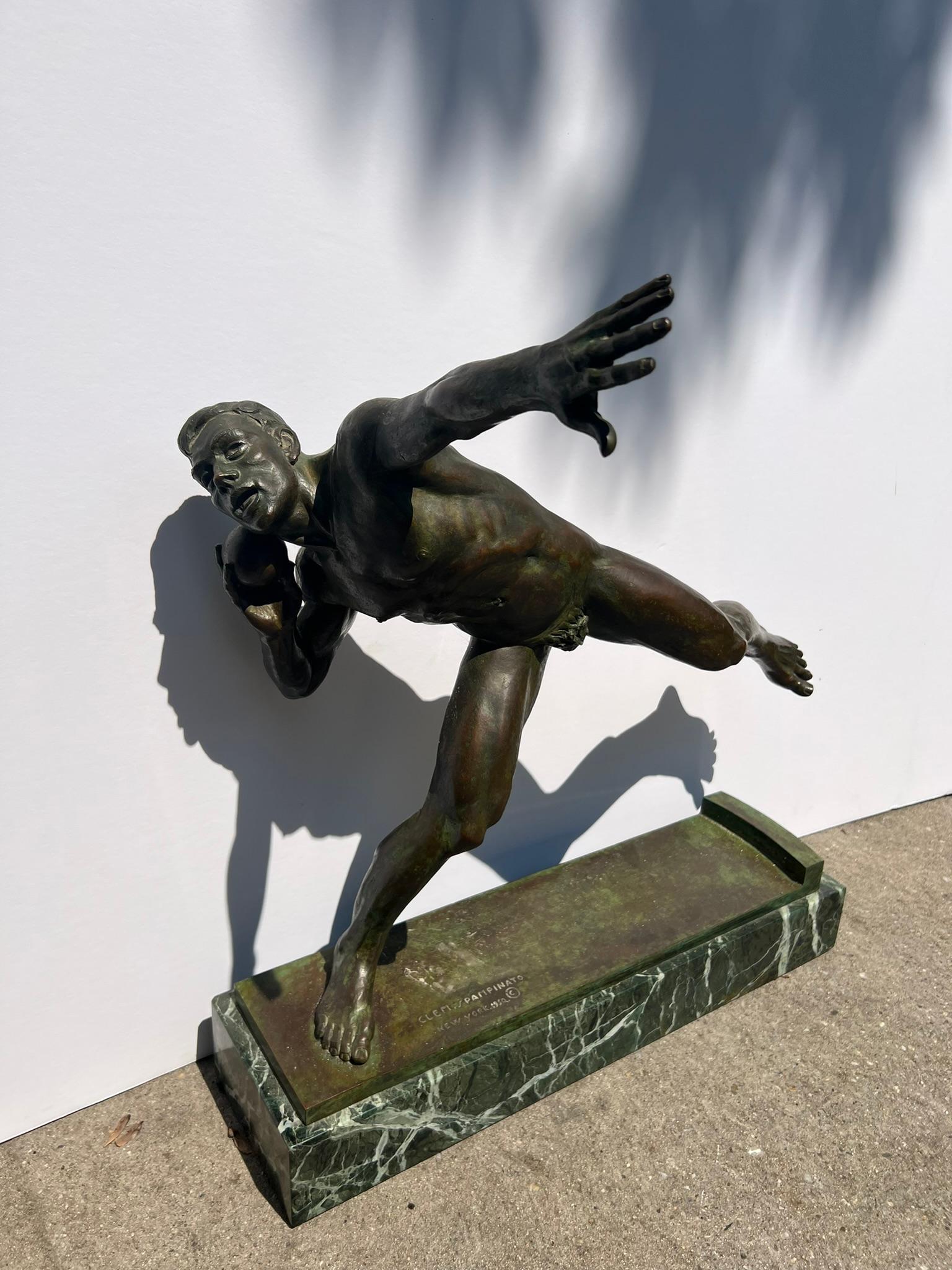 Clemente Spampinato Figurative Sculpture – Amerikanische Bronzeskulptur eines männlichen nackten Athleten während eines Schuhputzes.