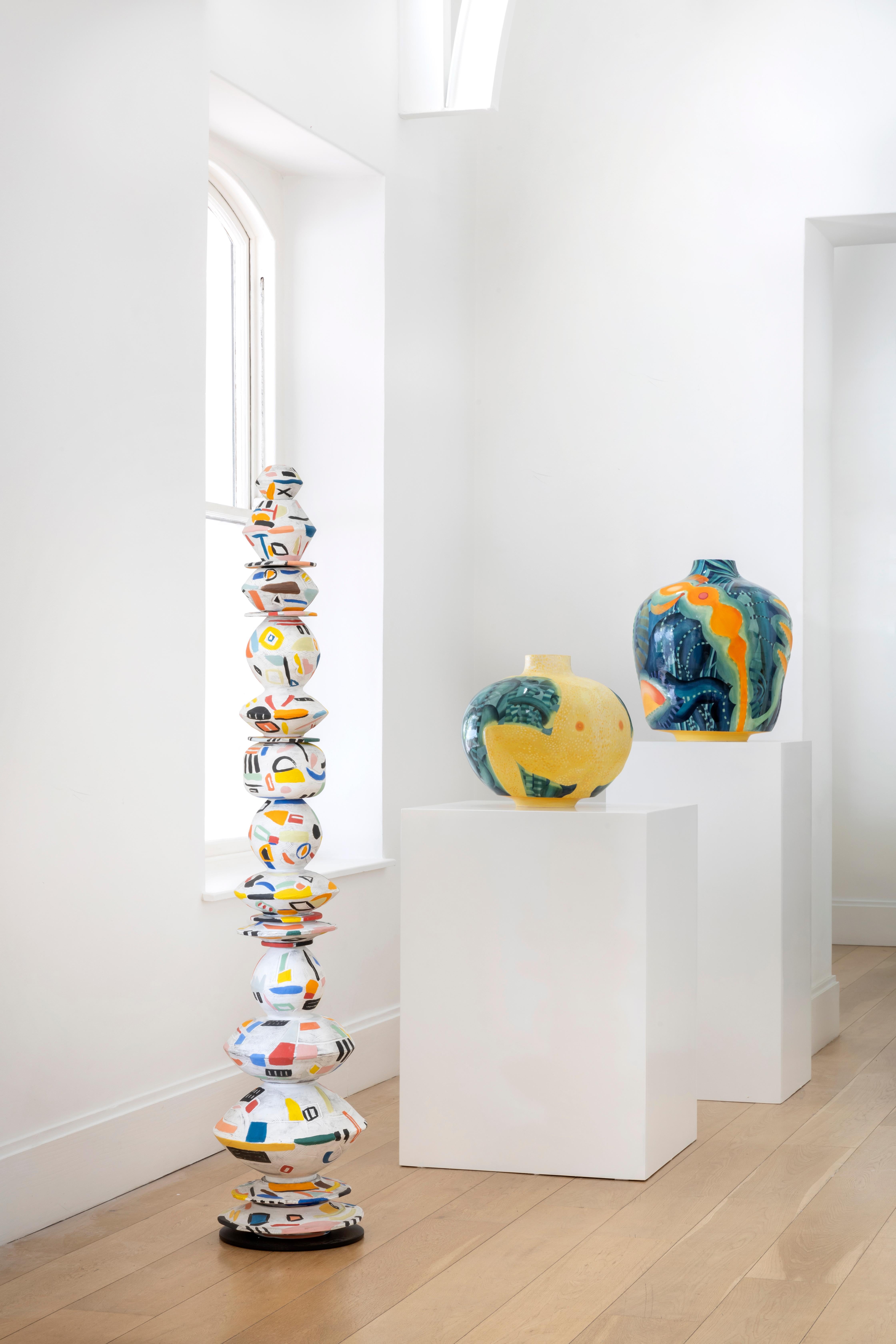 Desde la antigüedad, la materialidad de la arcilla se ha presentado como una metáfora de la autotransformación humana. En las últimas décadas, los artistas visuales han aprovechado esta metáfora para explorar los límites del arte visual mediante la