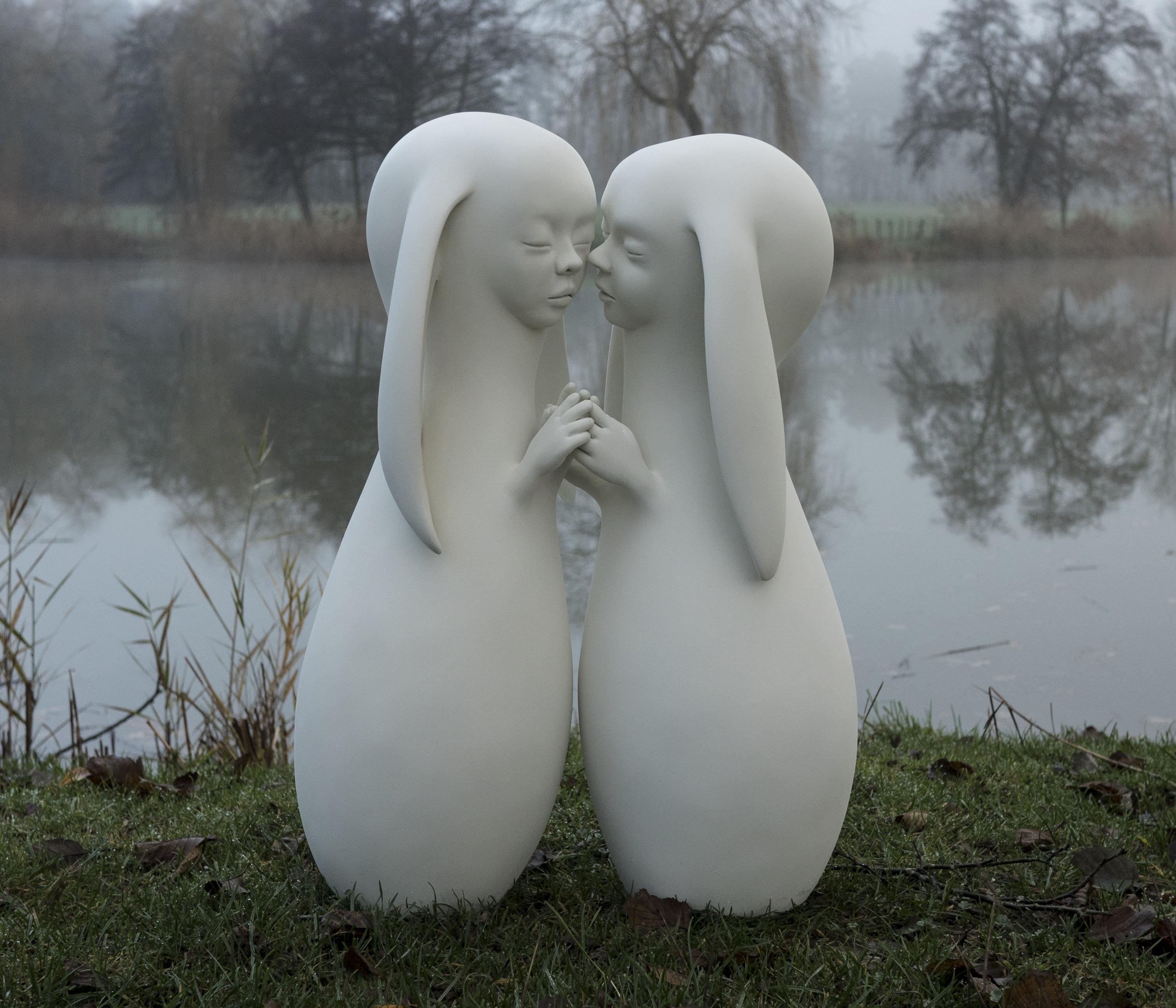 « Couple II », sculpture figurative autoportante en résine blanche, animal imaginé en vente 7