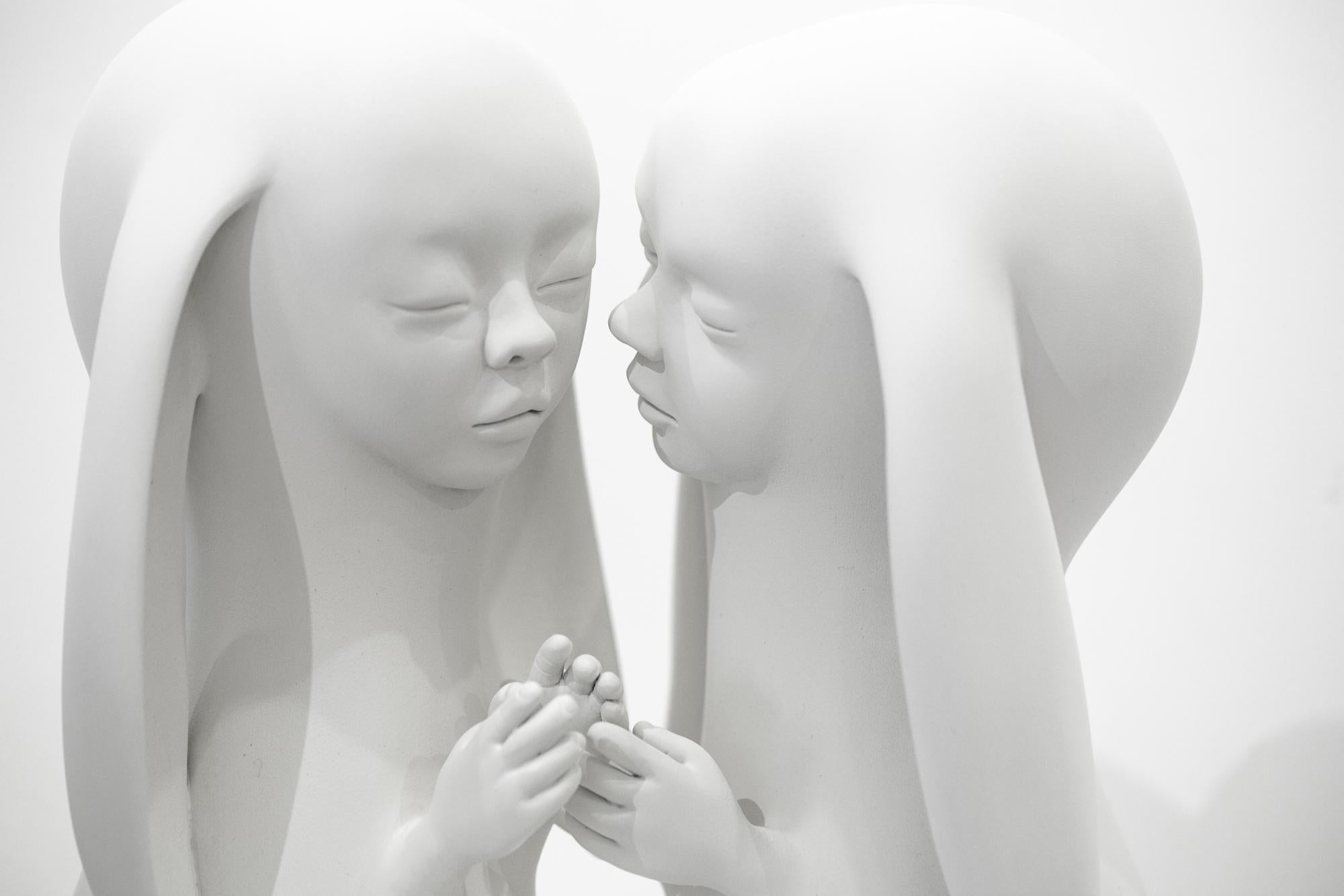 « Couple II », sculpture figurative autoportante en résine blanche, animal imaginé - Contemporain Sculpture par Clémentine Bal