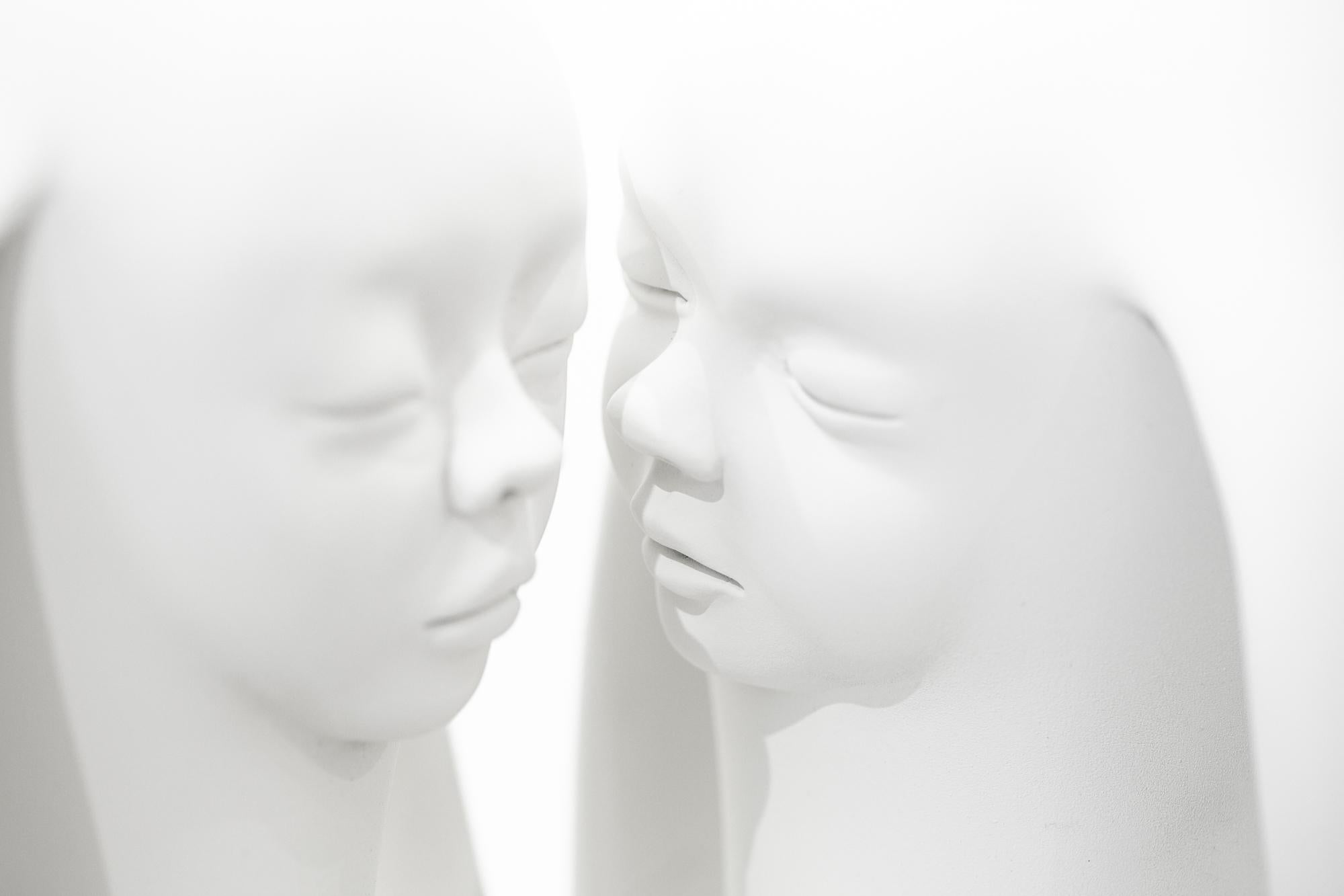 « Couple II », sculpture figurative autoportante en résine blanche, animal imaginé en vente 1