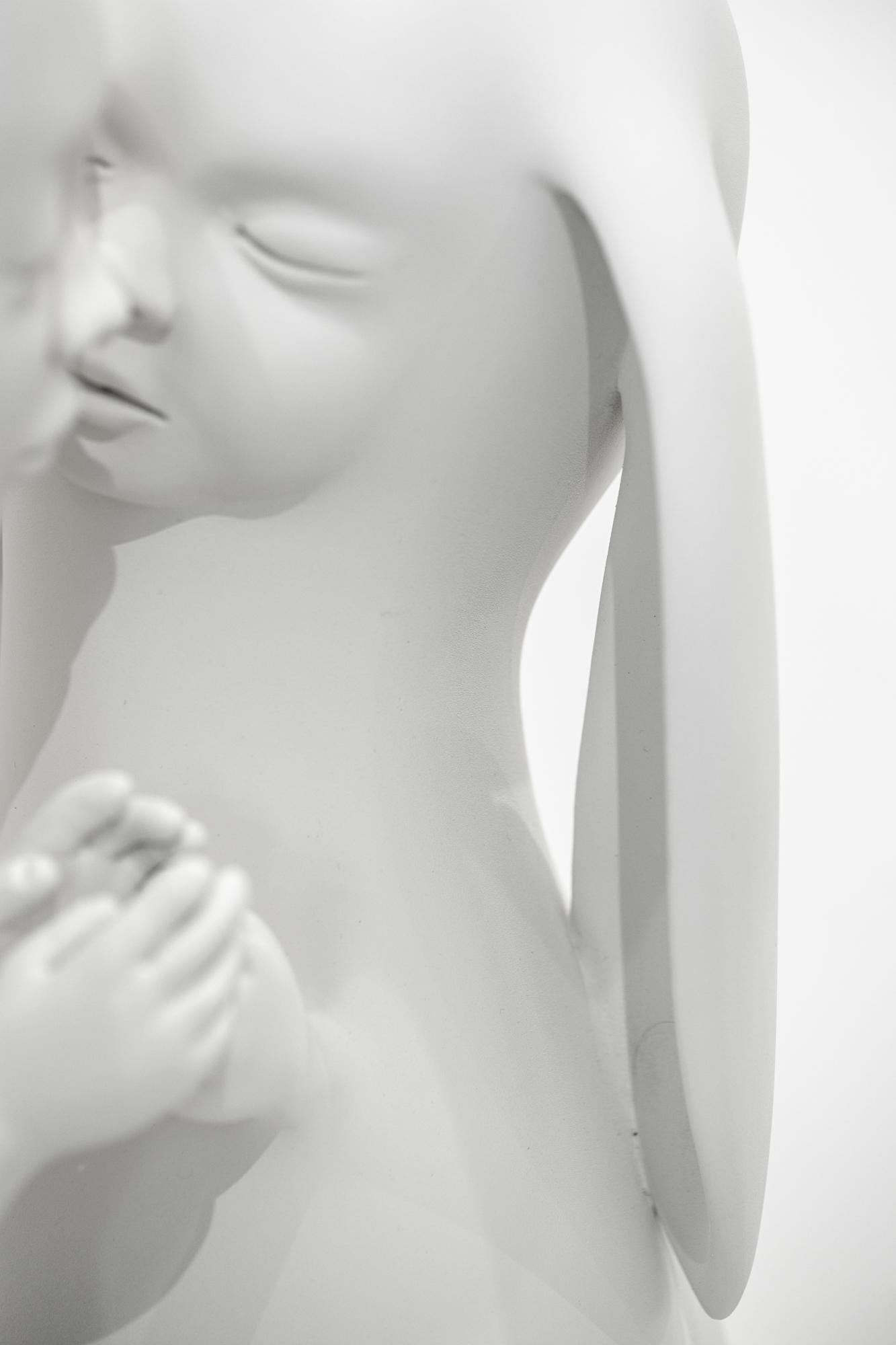 « Couple II », sculpture figurative autoportante en résine blanche, animal imaginé en vente 5