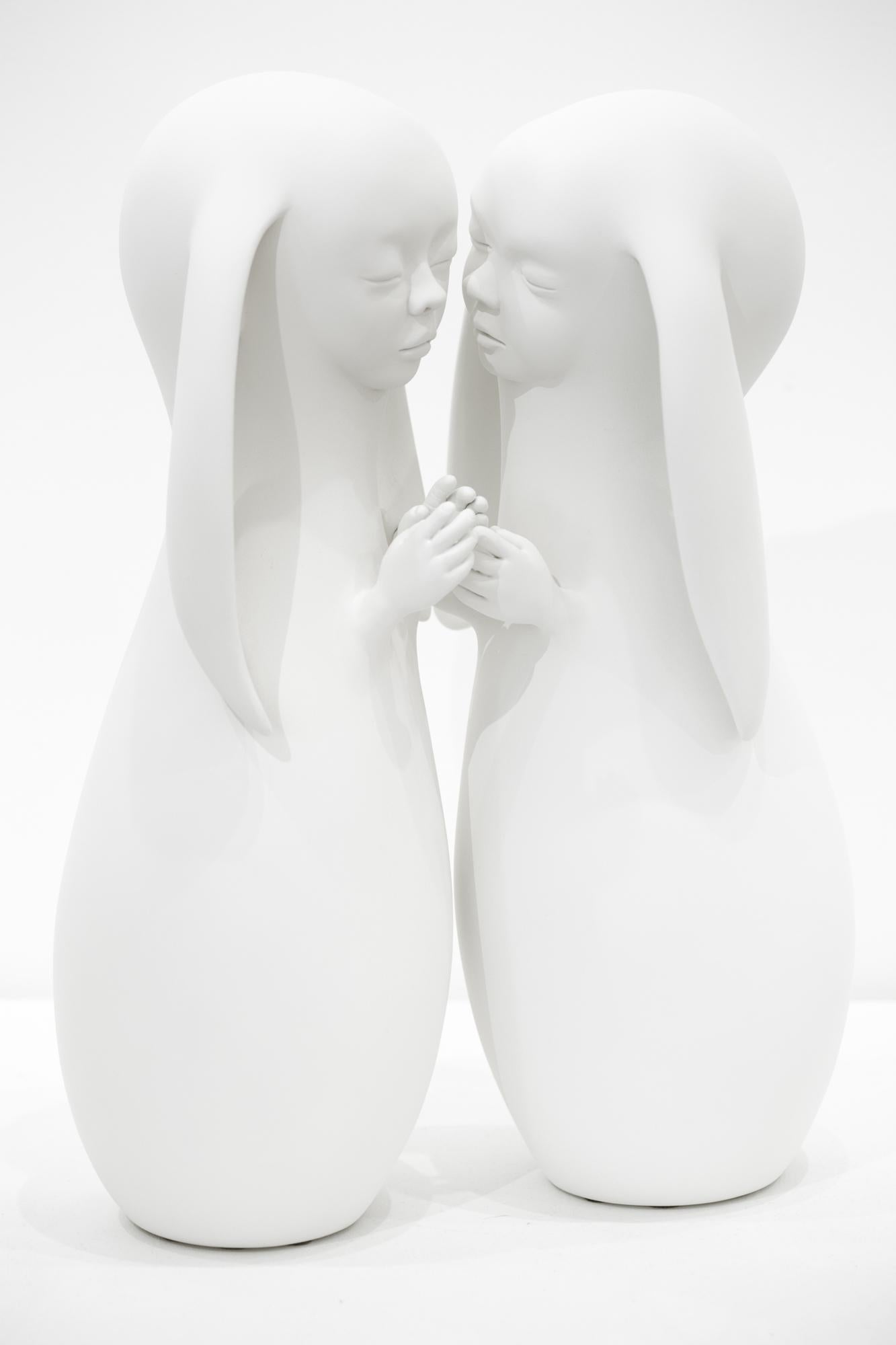 « Couple II », sculpture figurative autoportante en résine blanche, animal imaginé - Sculpture de Clémentine Bal
