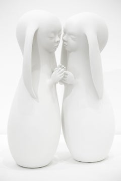 « Couple II », sculpture figurative autoportante en résine blanche, animal imaginé