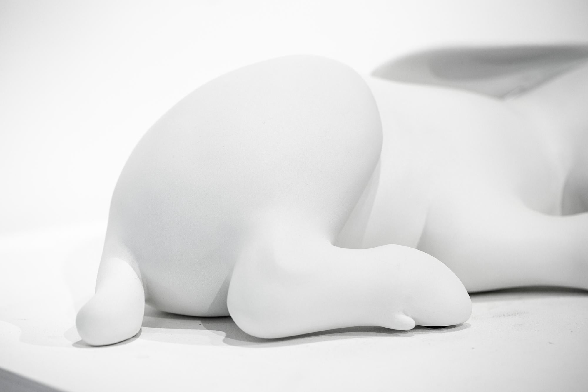 Esta escultura figurativa blanca titulada 