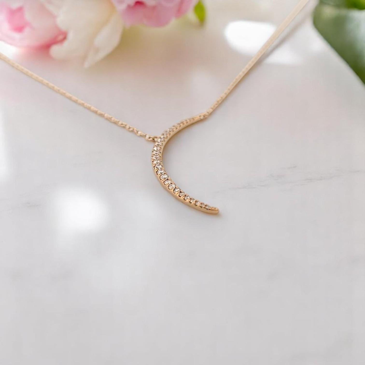 Le collier Clementine capture l'élégance céleste dans un design délicat mais éblouissant. Réalisé en or jaune 14K lumineux, ce collier présente un gracieux motif de croissant de lune serti de 0,26ctw de diamants ronds naturels. Suspendue à une