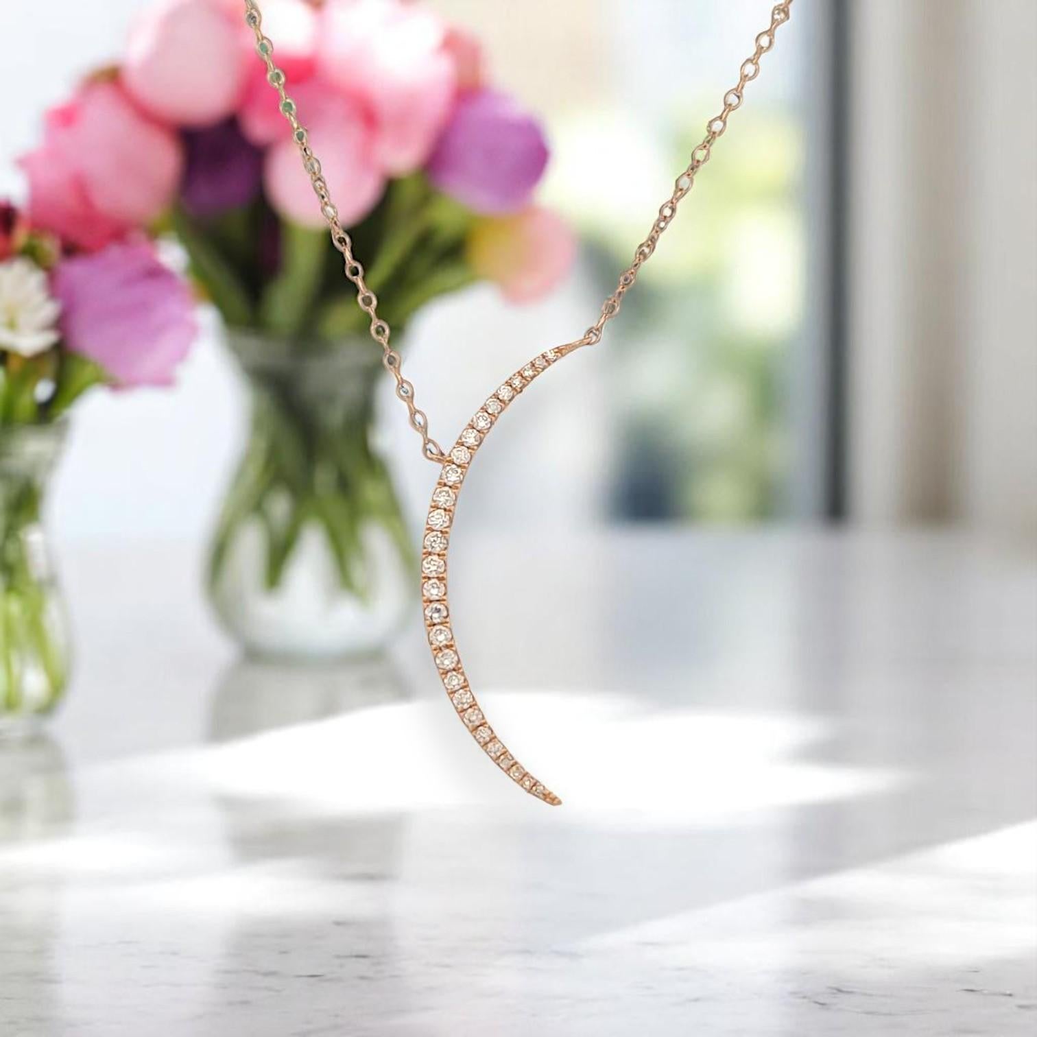 Collier Clementine en forme de croissant de lune, or jaune 14K avec sertissage Pour femmes en vente
