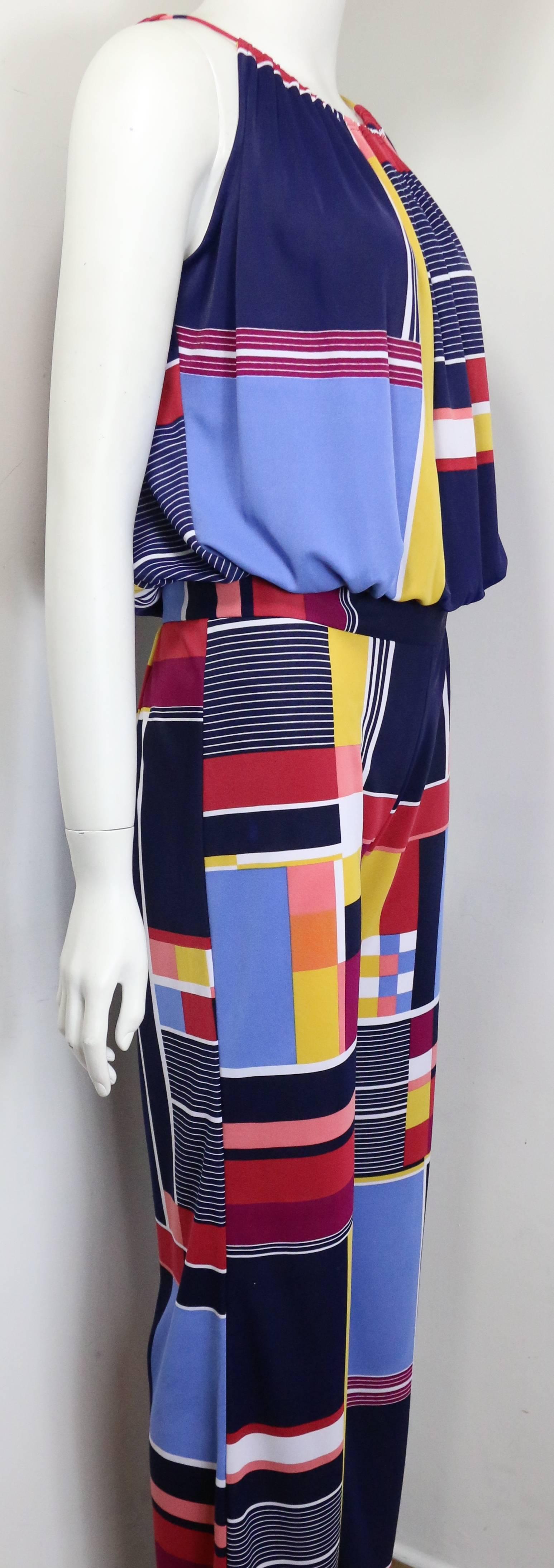 - Camicetta e pantaloni vintage anni '90 di Clements Ribeiro con motivi retrò multicolore.

- Caratterizzato da orlo elasticizzato e spalline a girocollo, camicetta pullover con chiusura a bottoni e cerniera e pantaloni con taglio a zampa selvaggia.