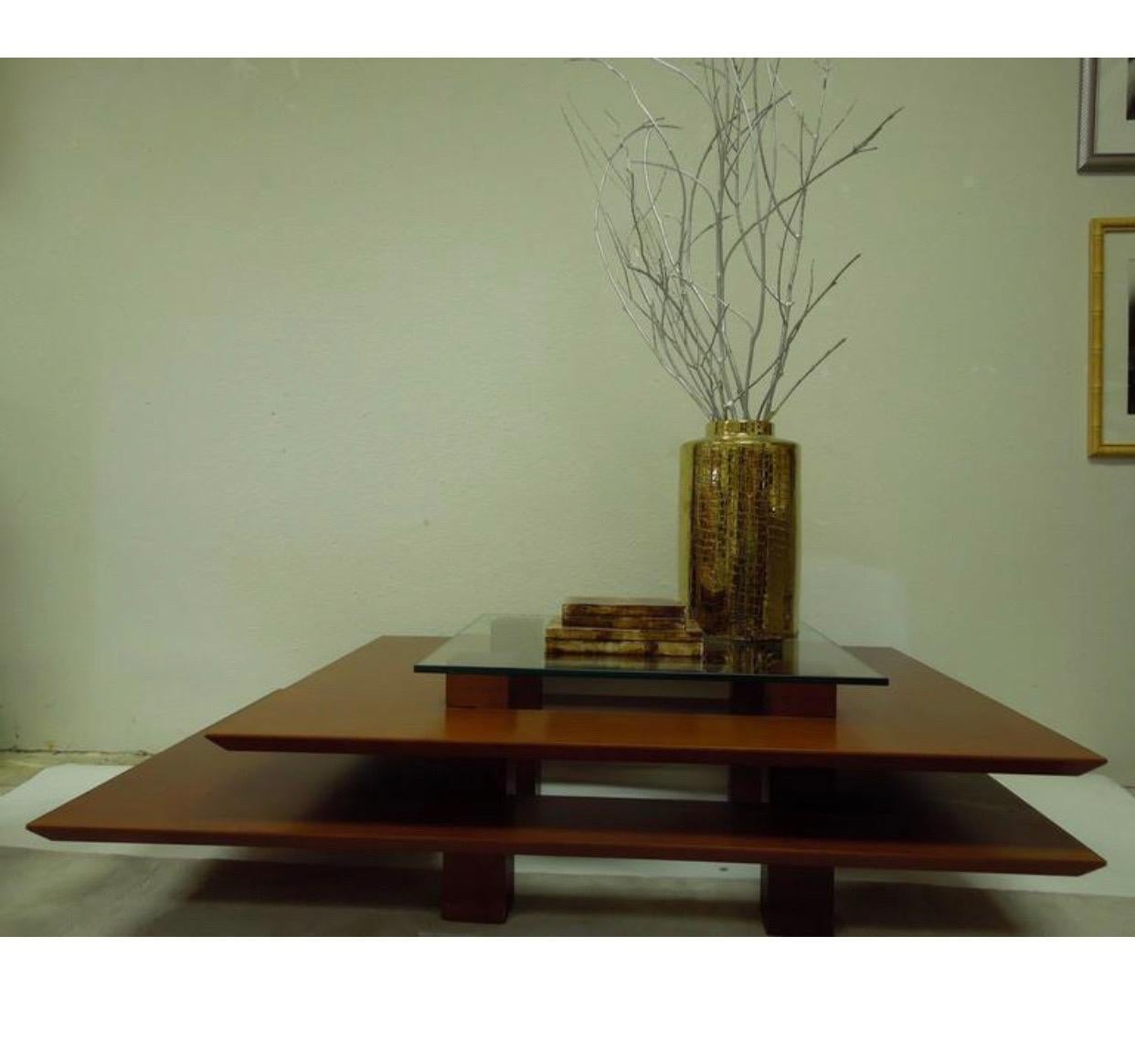 Une déclaration à la fois moderne et intemporelle. Une table basse architecturale conçue par l'artiste français Clemmer Heidsieck. Acheté à Nice, France. Combinaison de placage de hêtre et de bois de frêne. Plateau carré en verre fatigué. Il est