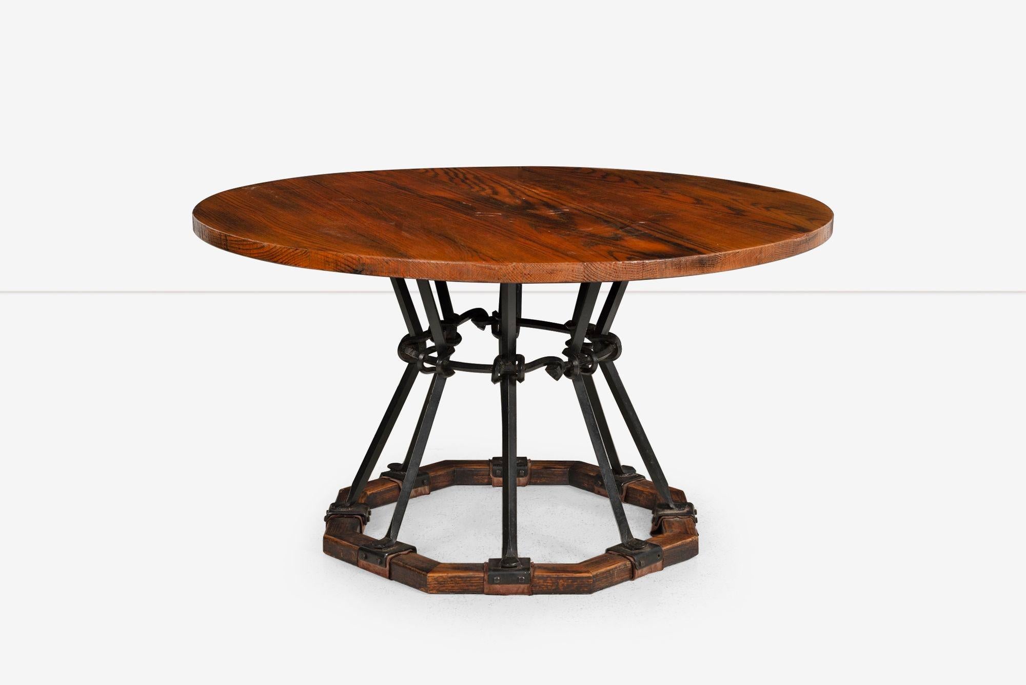 Cleo Baldon for Terra Dining Table, 1960s Venice, California, USA
Conçue par Cleo Baldon et fabriquée par Terra à la fin des années 1960, cette table de salle à manger moderniste californienne est dotée d'un plateau en chêne massif scié sur quartier