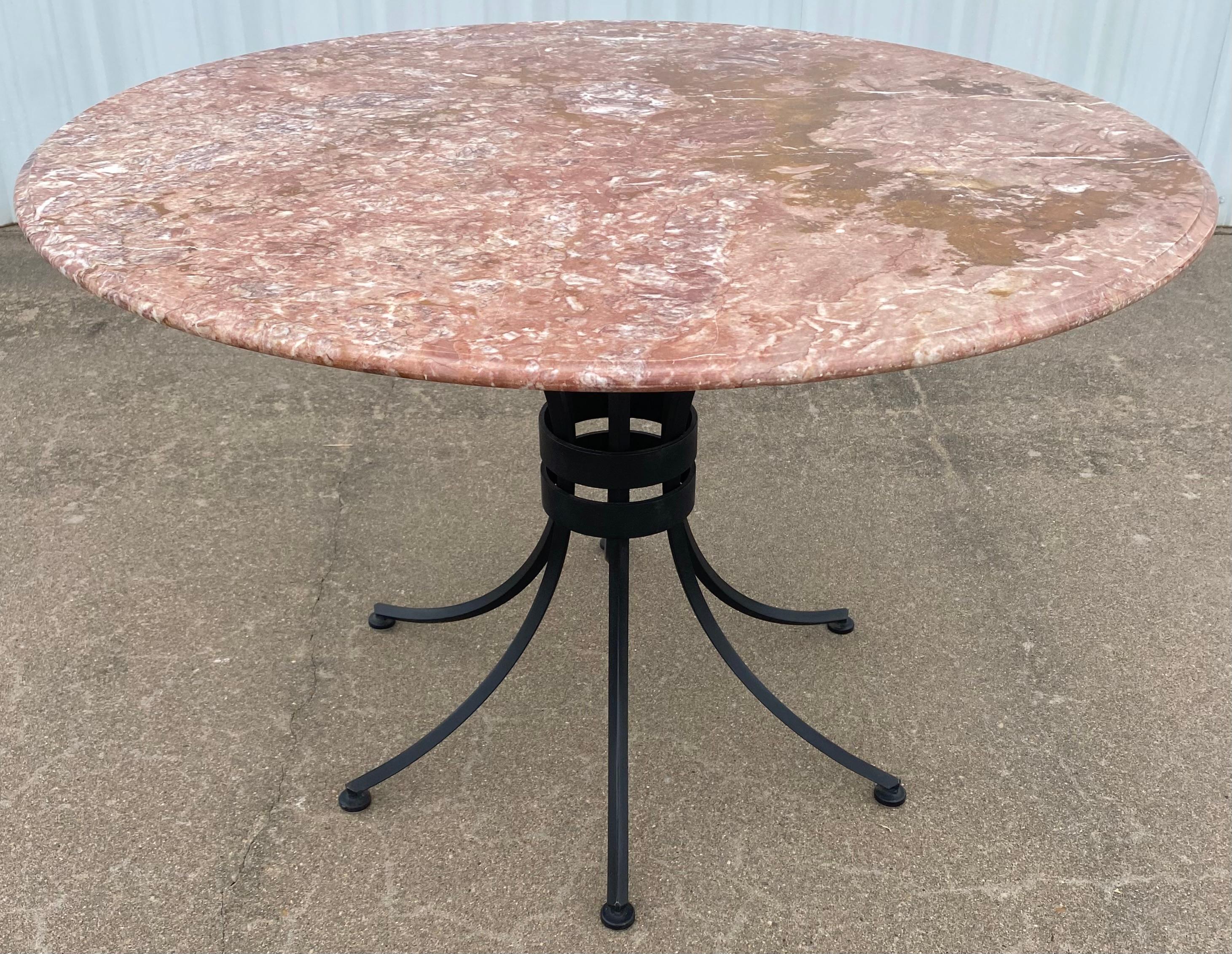 Tavolo da pranzo in ferro stile Cleo Baldon in rosa / marmo granito in vendita 6