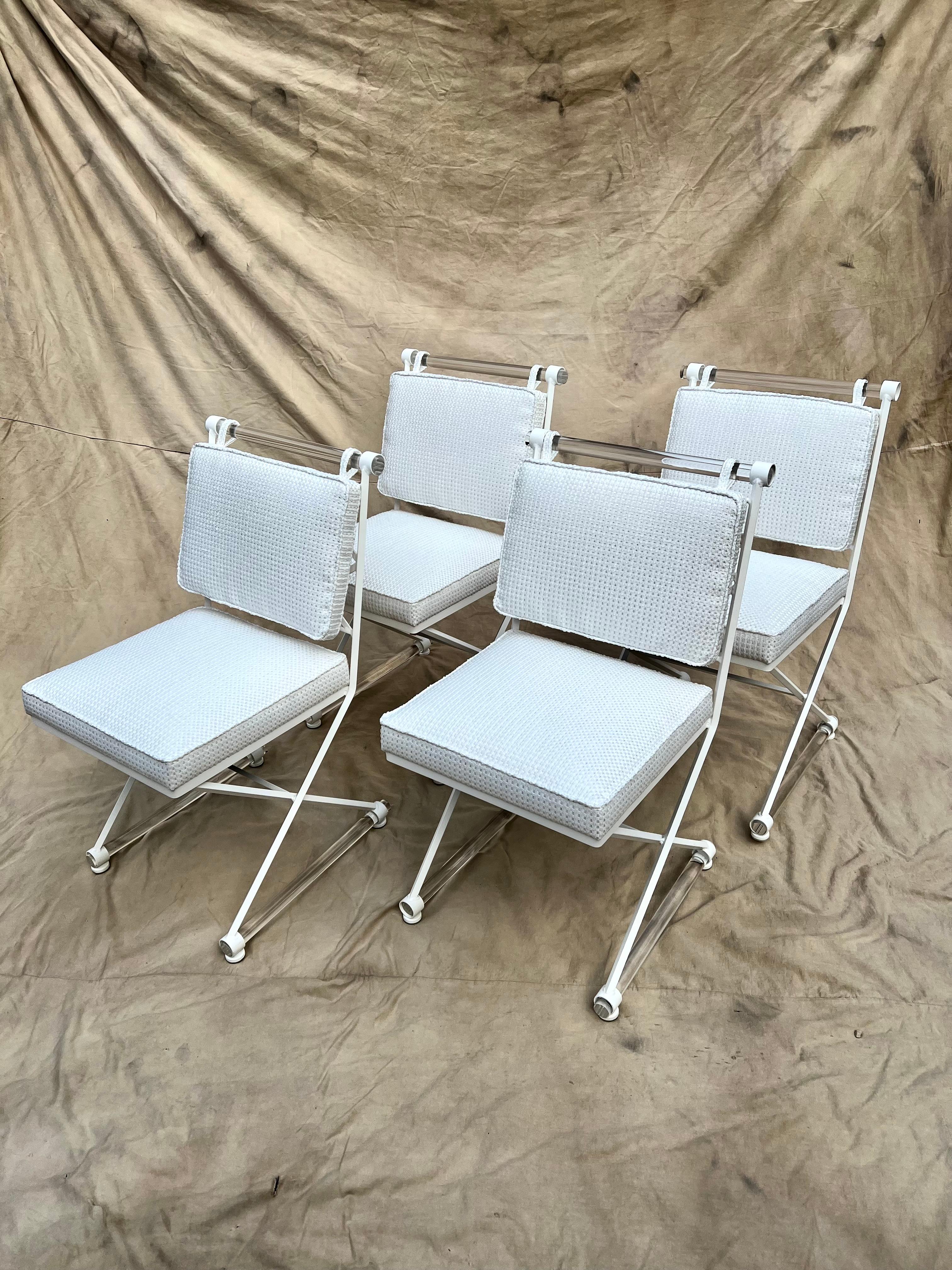 Quatre chaises de style classique Cleo Baldon du milieu du siècle - les quatre ont été entièrement restaurées avec une finition par poudrage en blanc satiné et un tissu sunbrella. Ce qui rend les quatre chaises exceptionnelles, c'est le remplacement