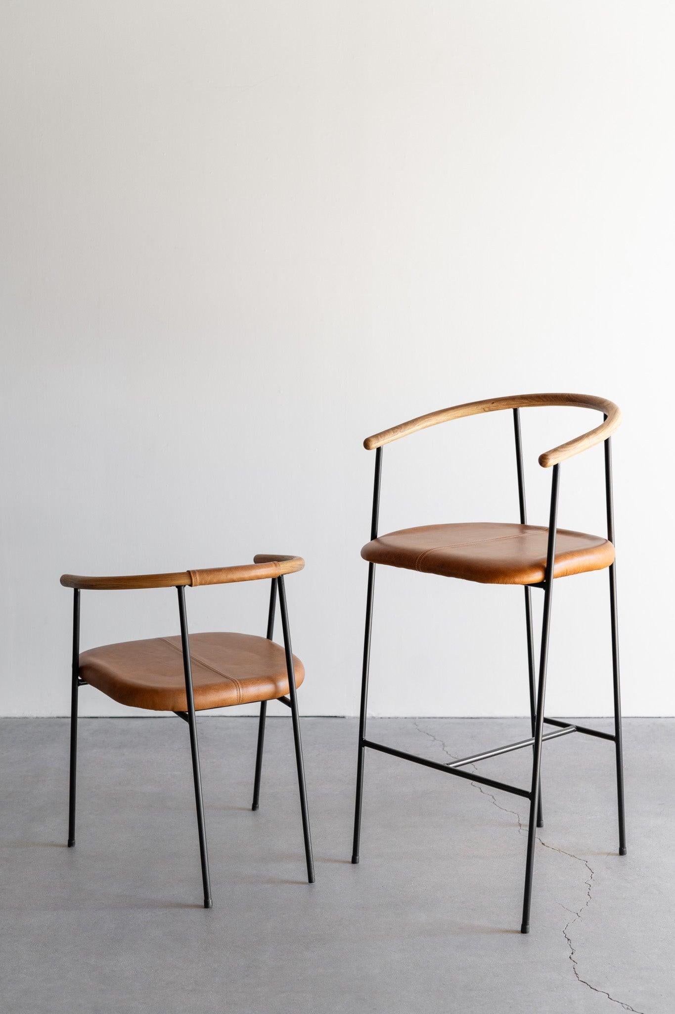 Erleben Sie den gleichen außergewöhnlichen Komfort und den raffinierten Stil des Cleo Dining Chair in einer höheren, barhohen Version. Der Cleo Barhocker hat einen klaren Metallrahmen und einen bequemen Ledersitz. Der Cleo Barhocker wurde mit der