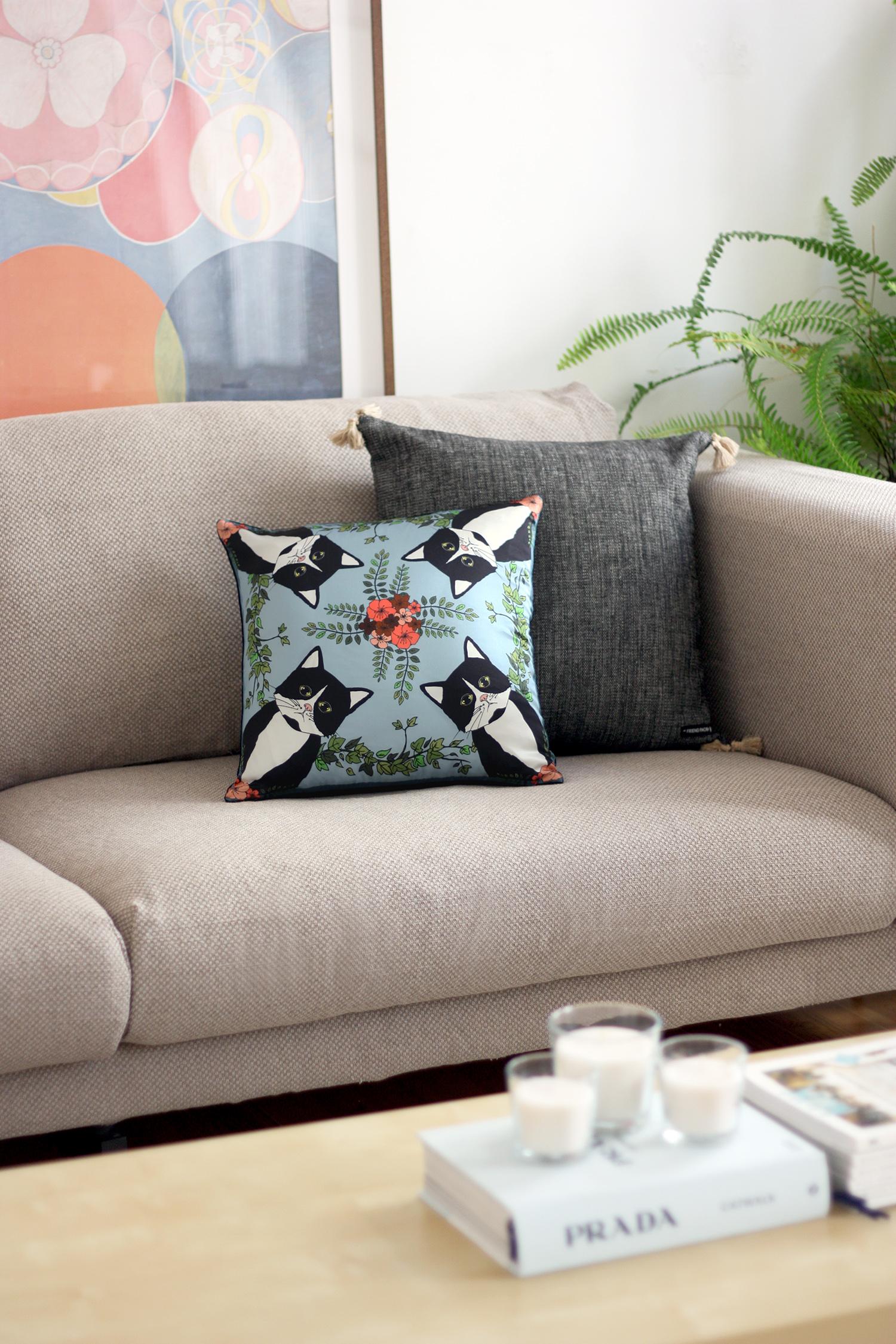 Portoghese Cuscino decorativo Cleo Cat Blue Silk in vendita