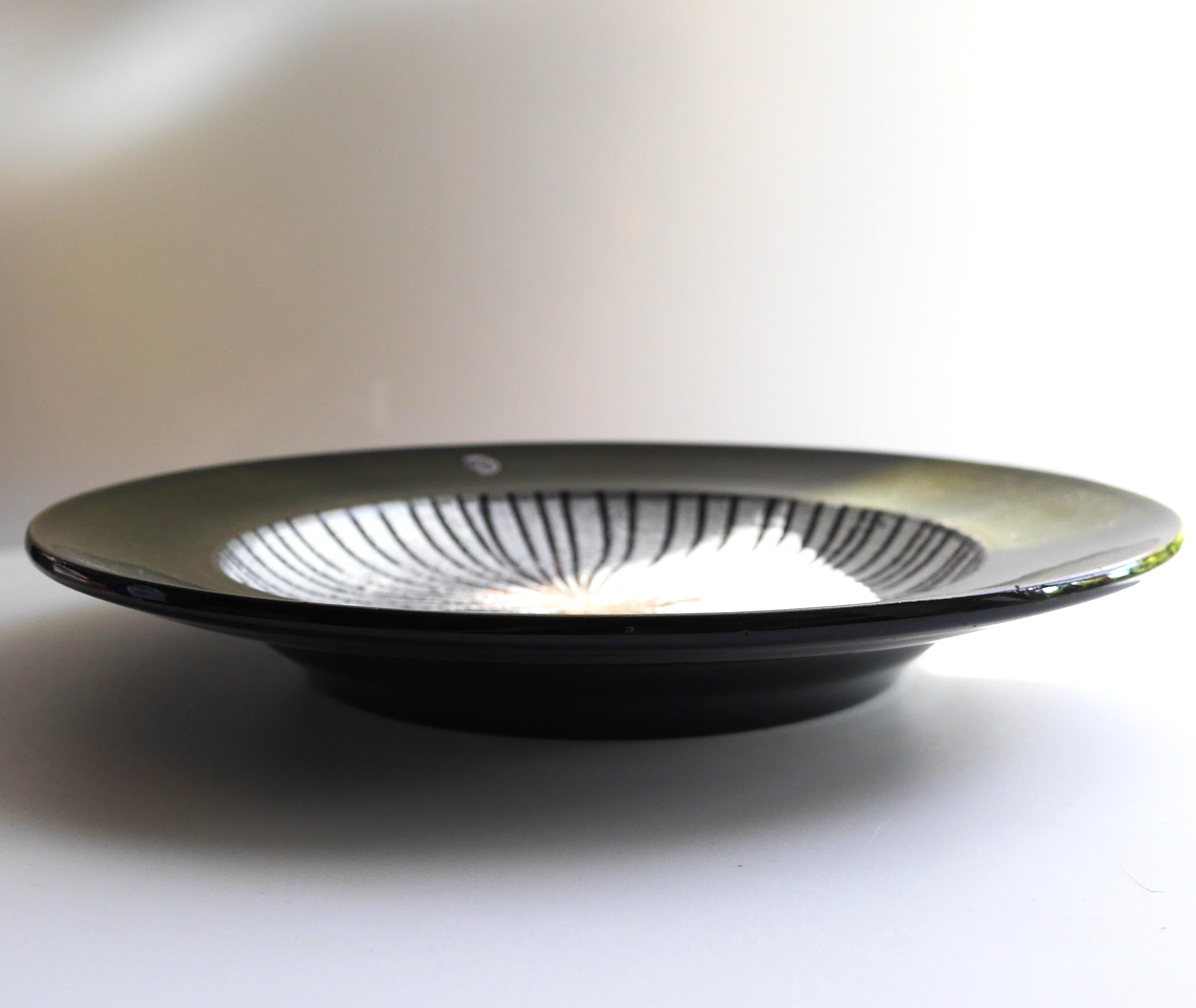 'Cleo' bowl or plate by Mari Simmulson for Upsala Ekeby, Sweden In Good Condition In Skarpnäck, SE