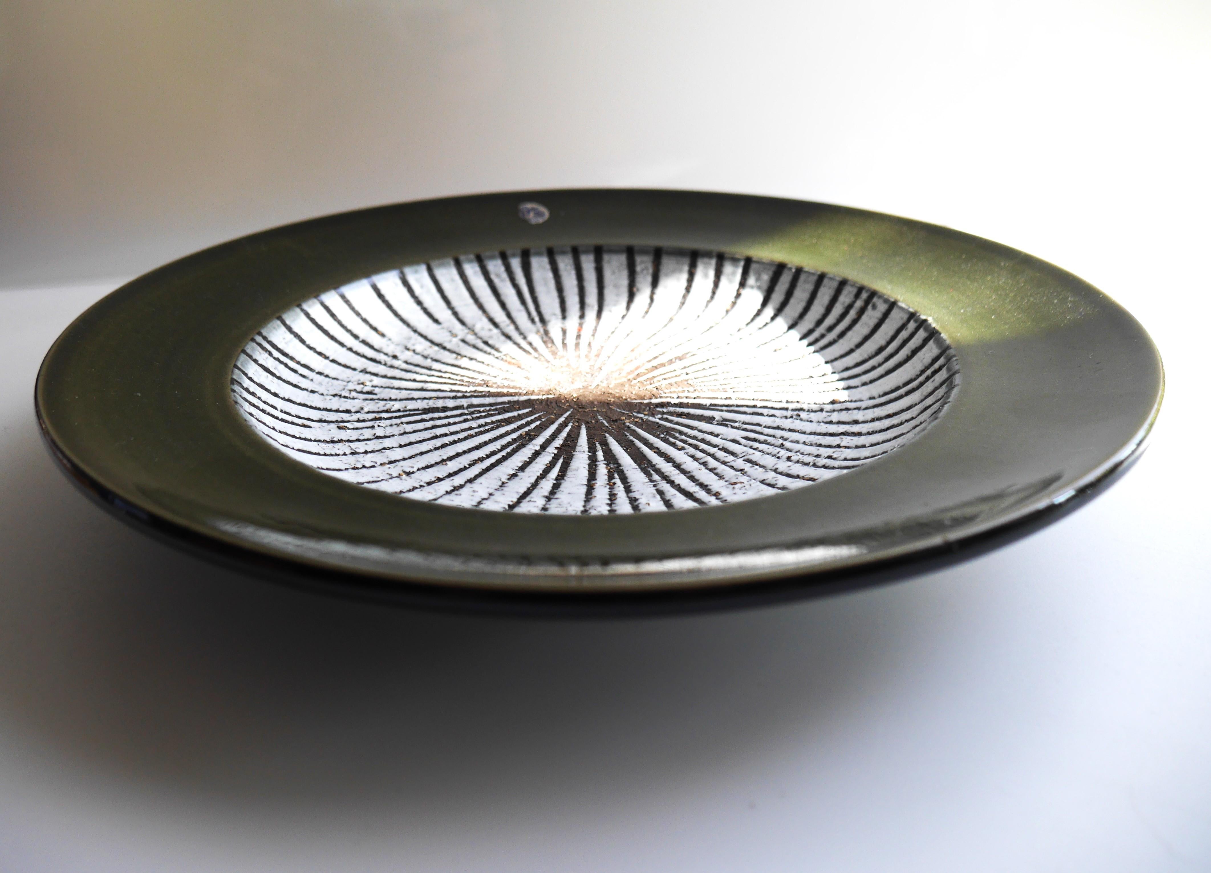 Mid-20th Century 'Cleo' bowl or plate by Mari Simmulson for Upsala Ekeby, Sweden For Sale
