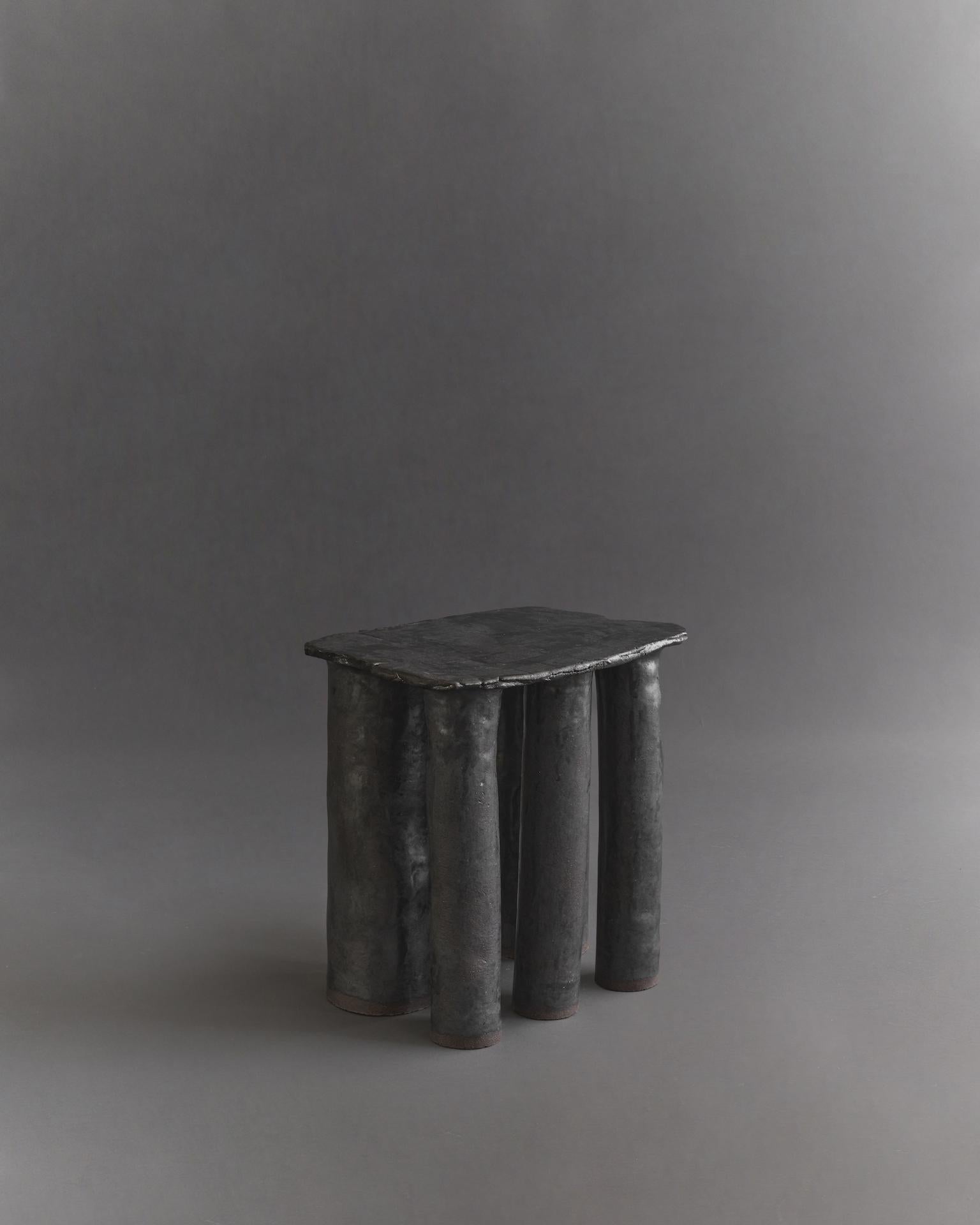 Beistelltisch aus Cleo-Tisch von Ombia
Abmessungen:  B 42 x T 33 x H 43,5 cm
MATERIALIEN: Ton, strukturierte schwarze Glasur. 
Kundenspezifische Farben auf Anfrage.


Ōmbia ist ein Studio für Keramikskulpturen und Design in Los Angeles. Der Name und