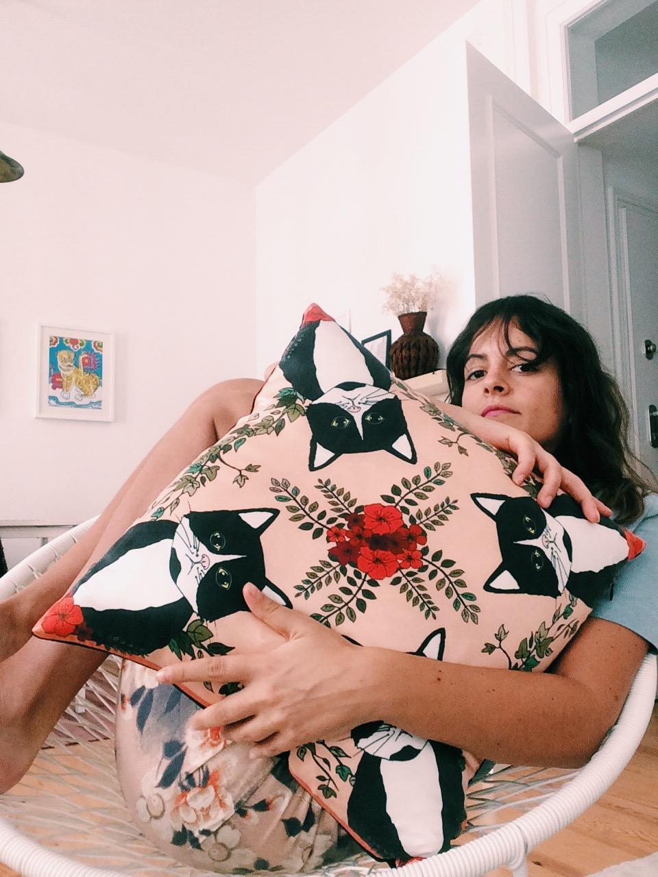 Almohada decorativa de seda rosa Gato Cleo en Nuevo estado para la venta en Viseu, PT