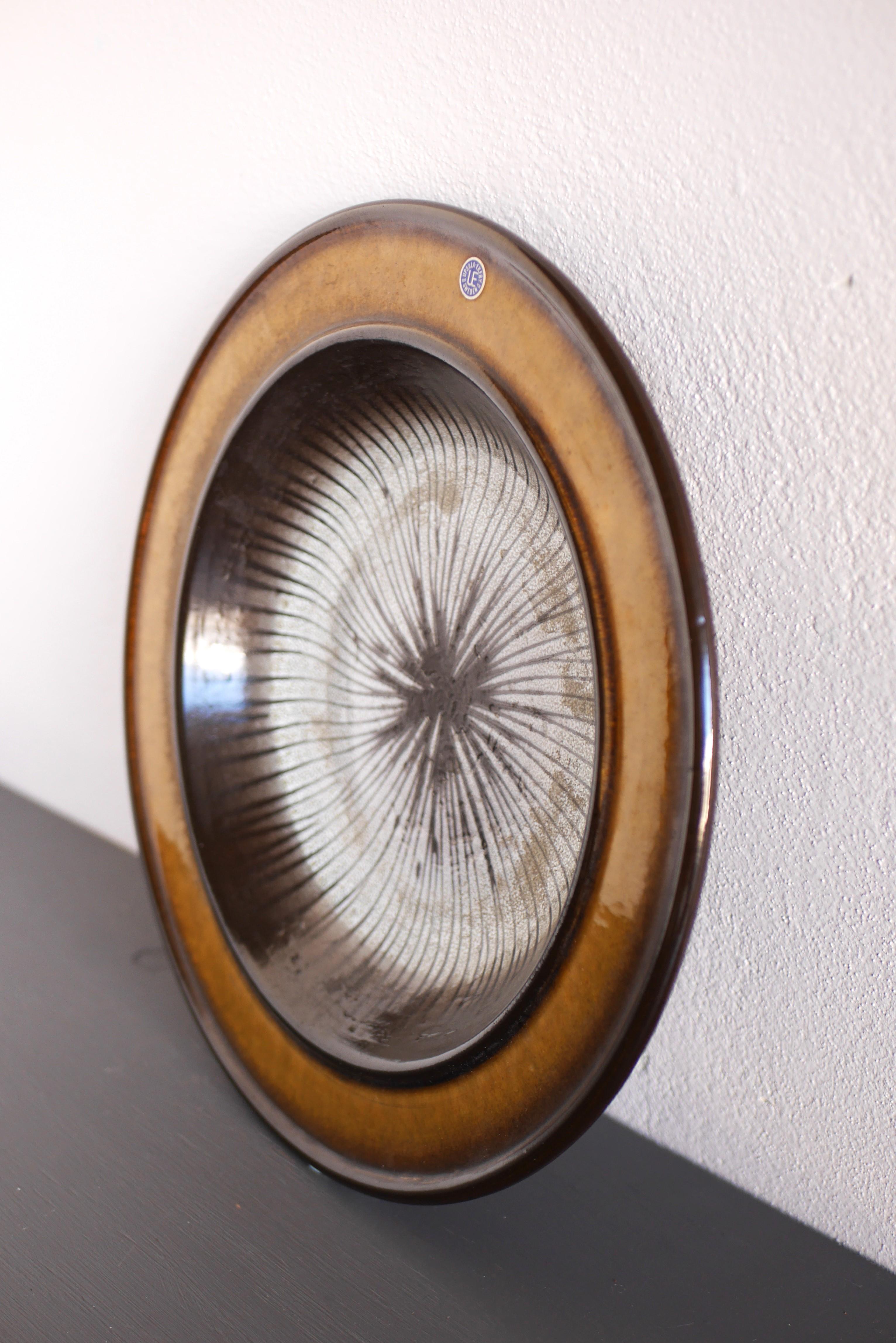 Töpferwarenschale oder Teller „Cleo“ von Mari Simmulson für Upsala Ekeby, Schweden (Moderne der Mitte des Jahrhunderts) im Angebot