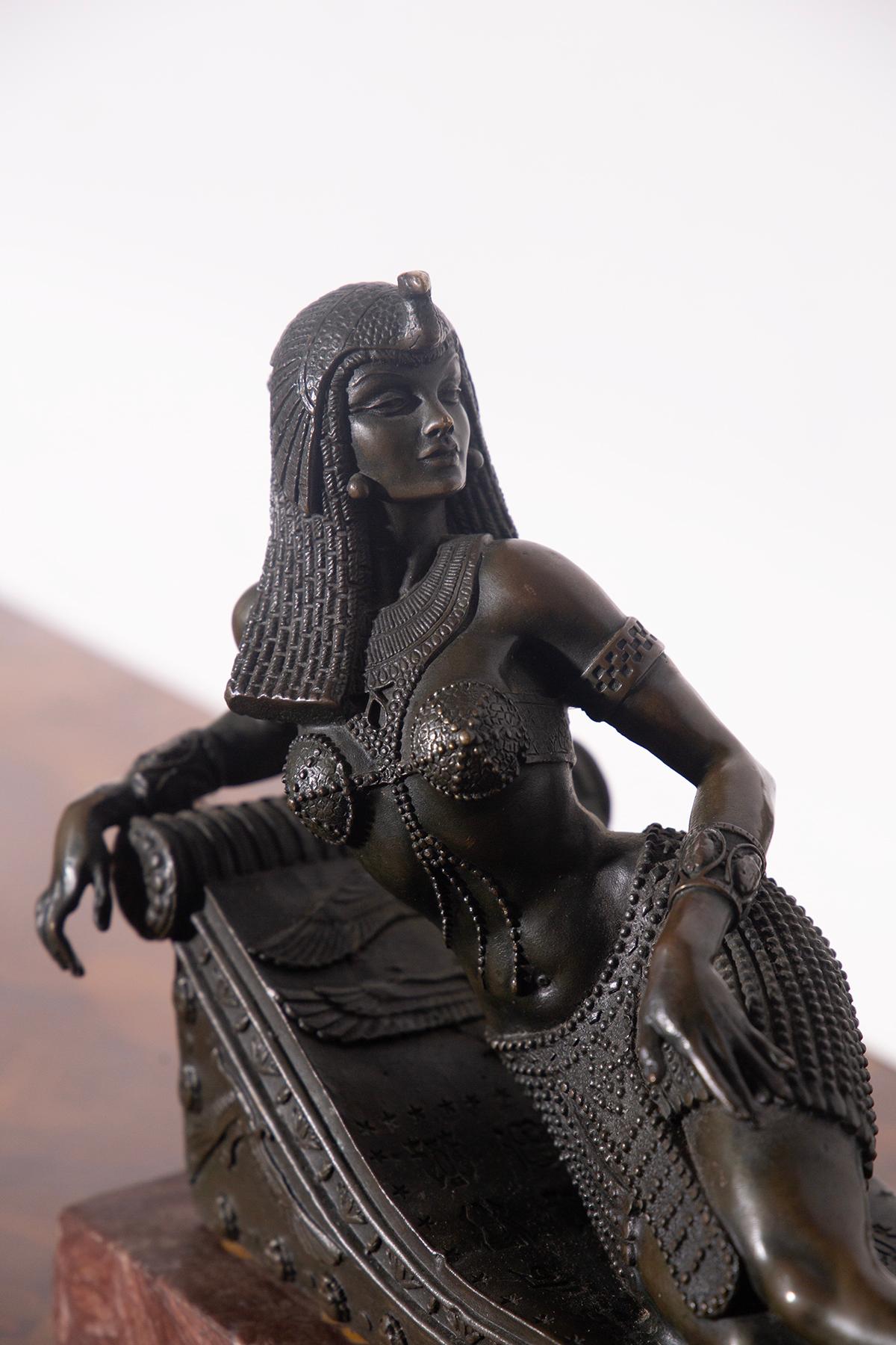 Cleopatra Bronze sculpture Egyptian light in vendita 3