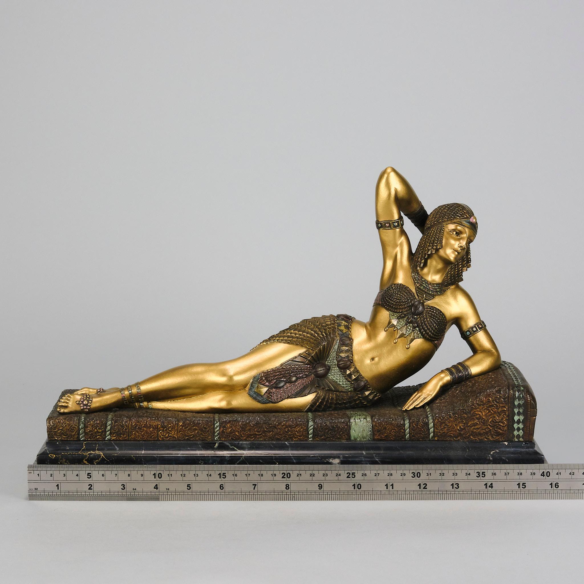 Bronze des frühen 20. Jahrhunderts mit dem Titel „Kleopatra“ von Demetre Chiparus im Angebot 3