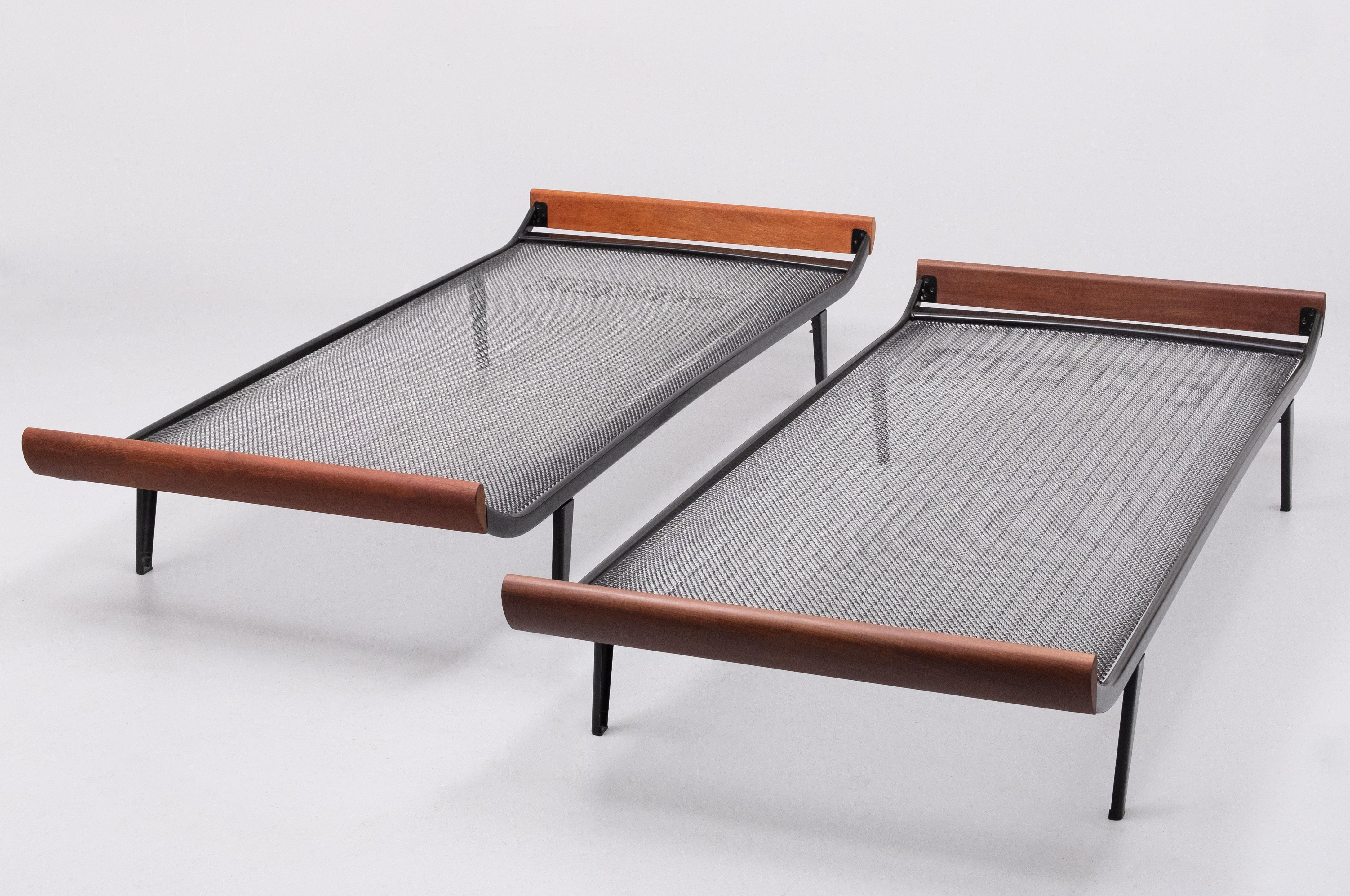Mid-Century Modern Cleopatra Day beds by Auping 1950s Holland  For Sale