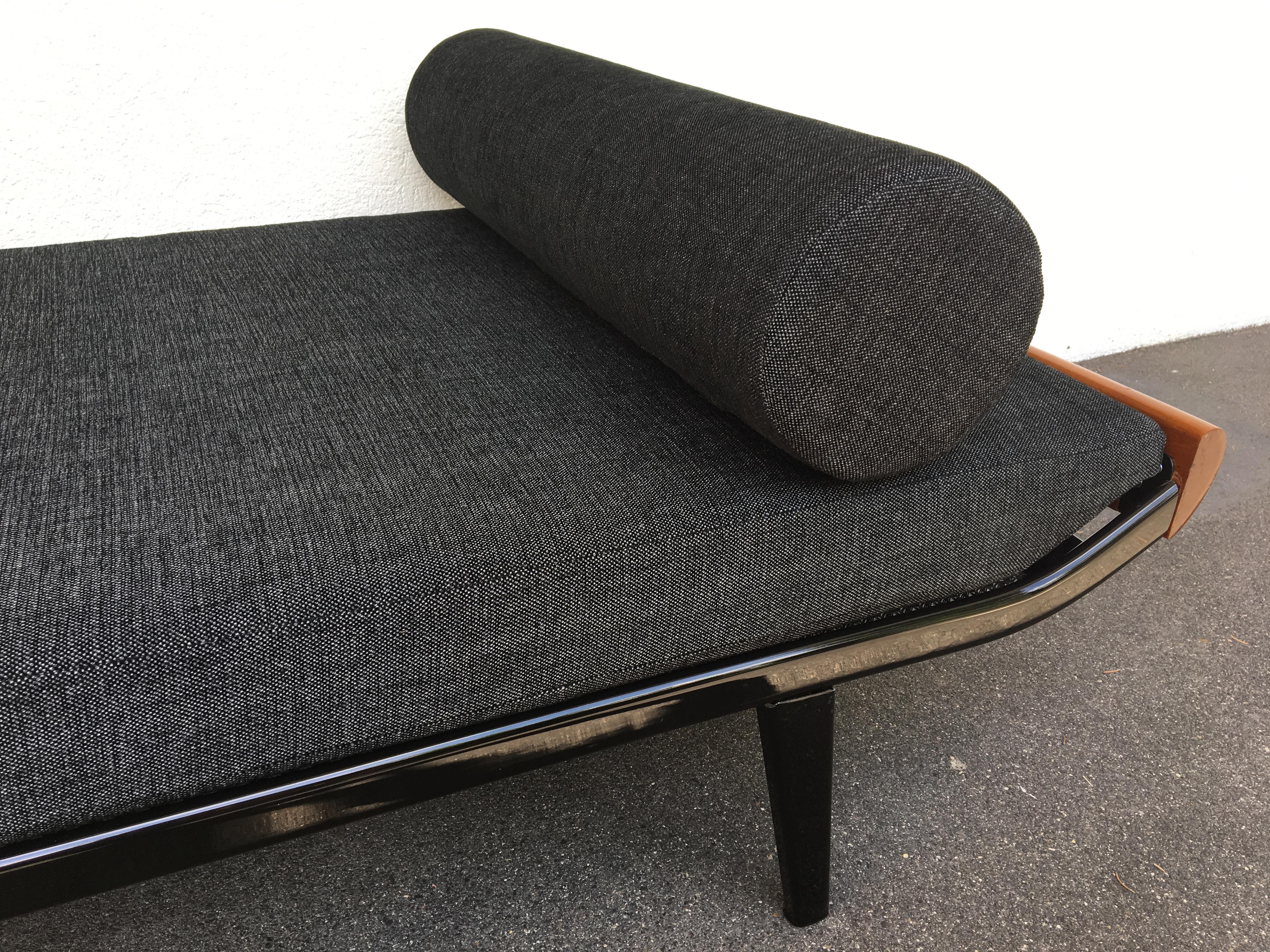 André Robert Cordemeijer, FKA Dick Cordemeijer designed this wonderful daybed 1953 for Auping. 

Newly upholstered piece in very good conditions.