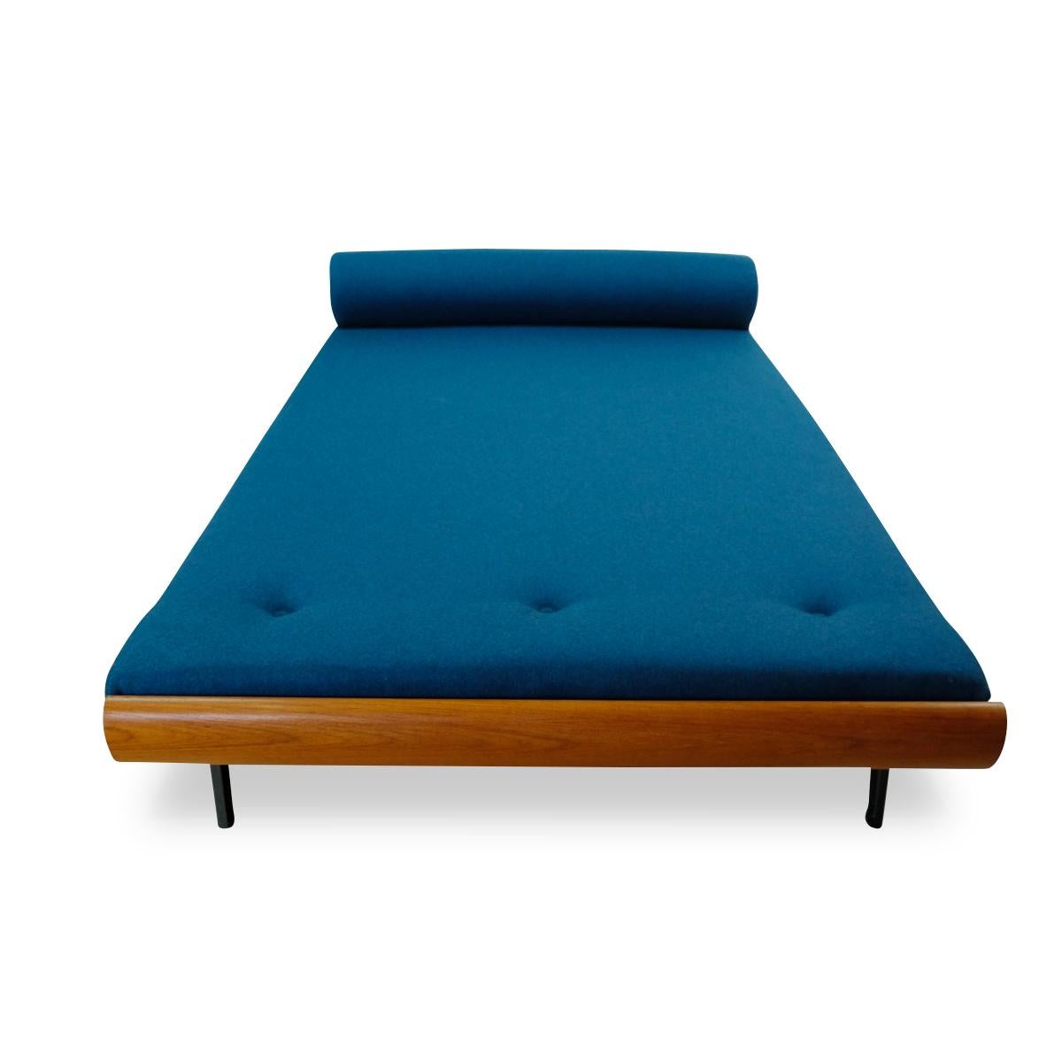 Vintage industrial modernist daybed designed by Dick Cordemijer for the Dutch Auping during the 1950s.

New high-quality woolen upholstery and foam; the daybed can be used as both a sofa and spare bed. The cover features a zipper on both pillow