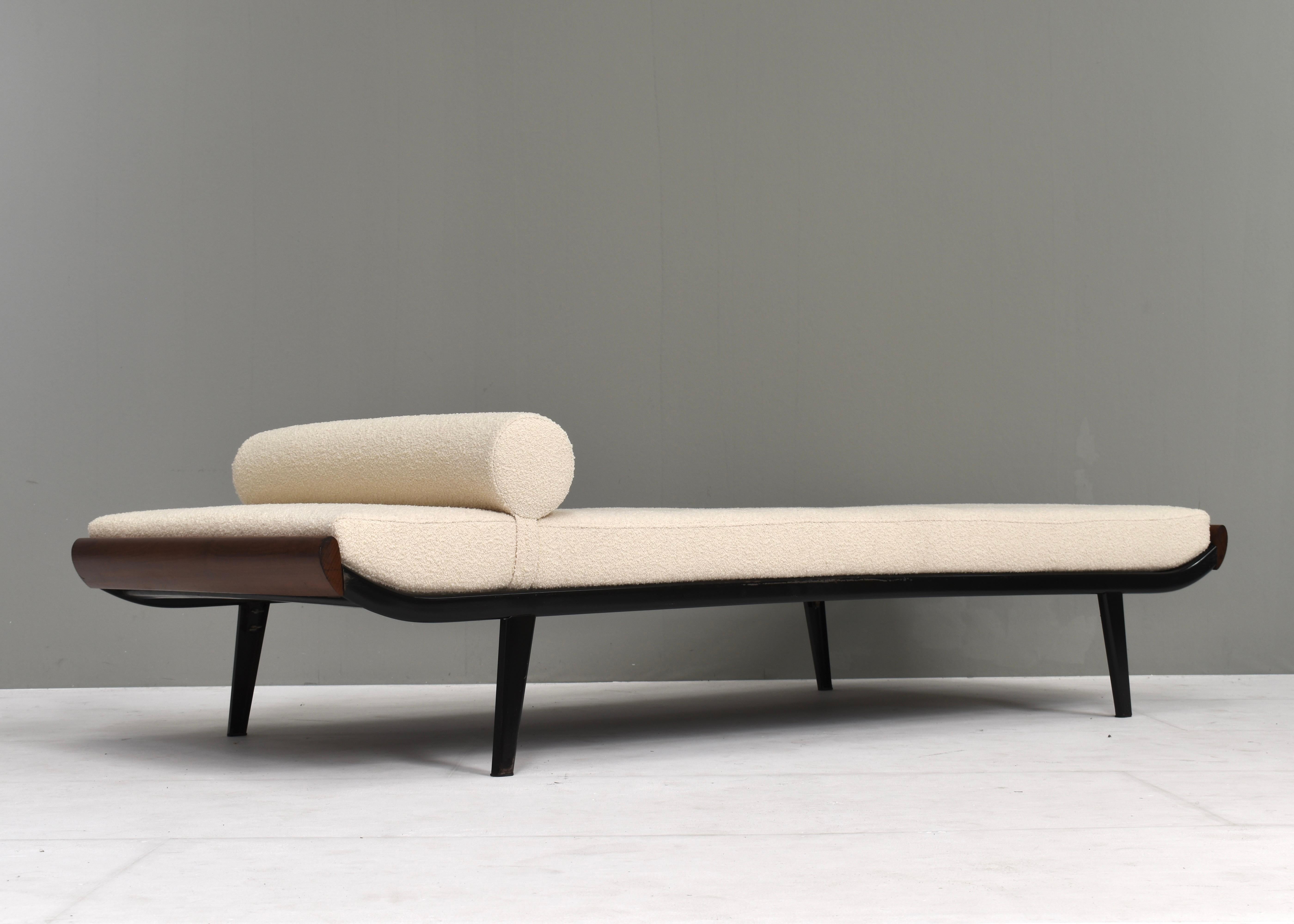 New upholstered daybed by Dick Cordemeijer for Auping, Netherlands – 1953.
The Cleopatra daybed has a new mattress and off-white bouclé fabric by Bisson Bruneel, Paris.
In good condition with new mattress and upholstery. The metal frame shows
