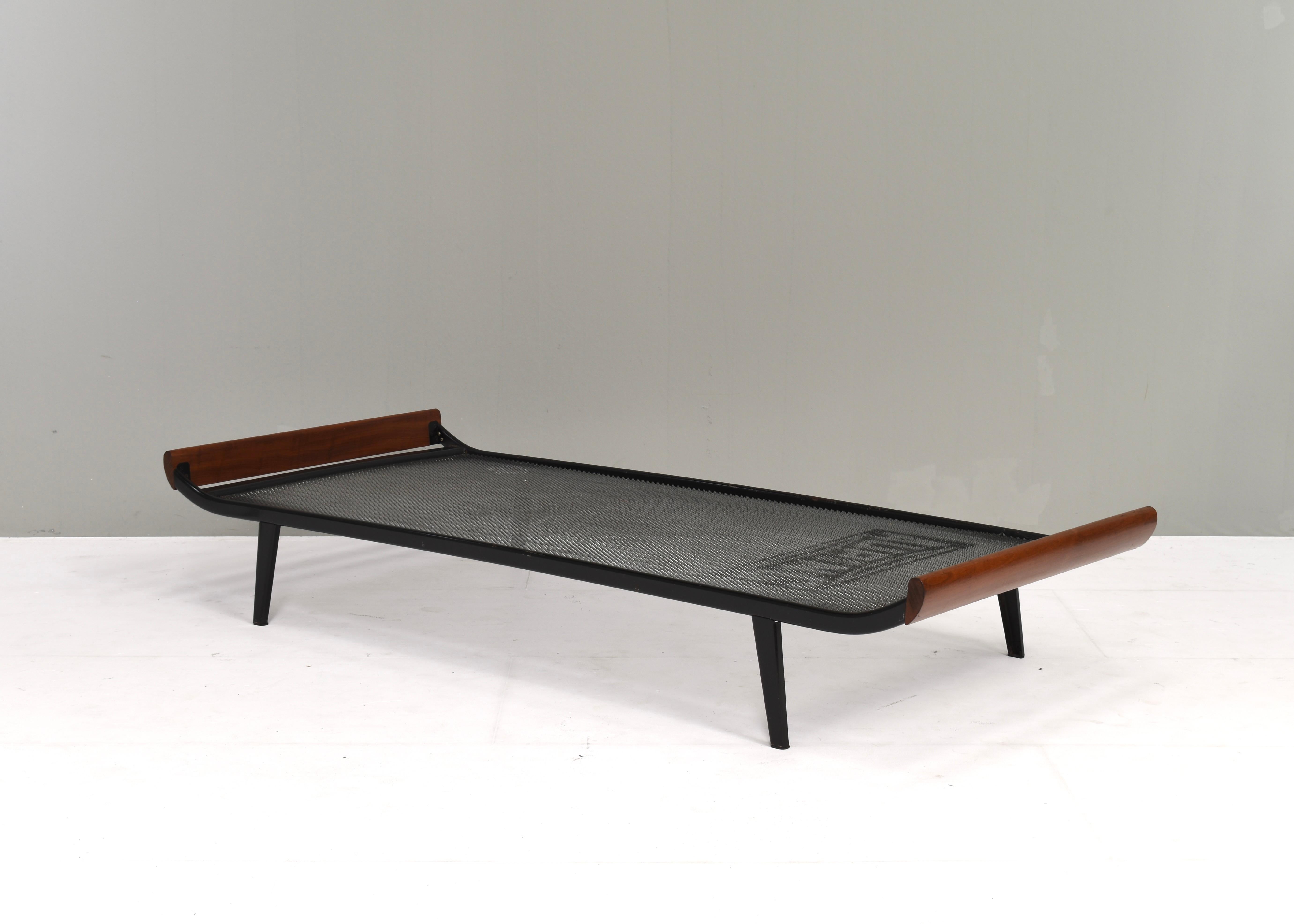 Mid-20th Century Cleopatra Daybed Designed by Cordemeyer for Auping *New Upholstery* Holland 1954