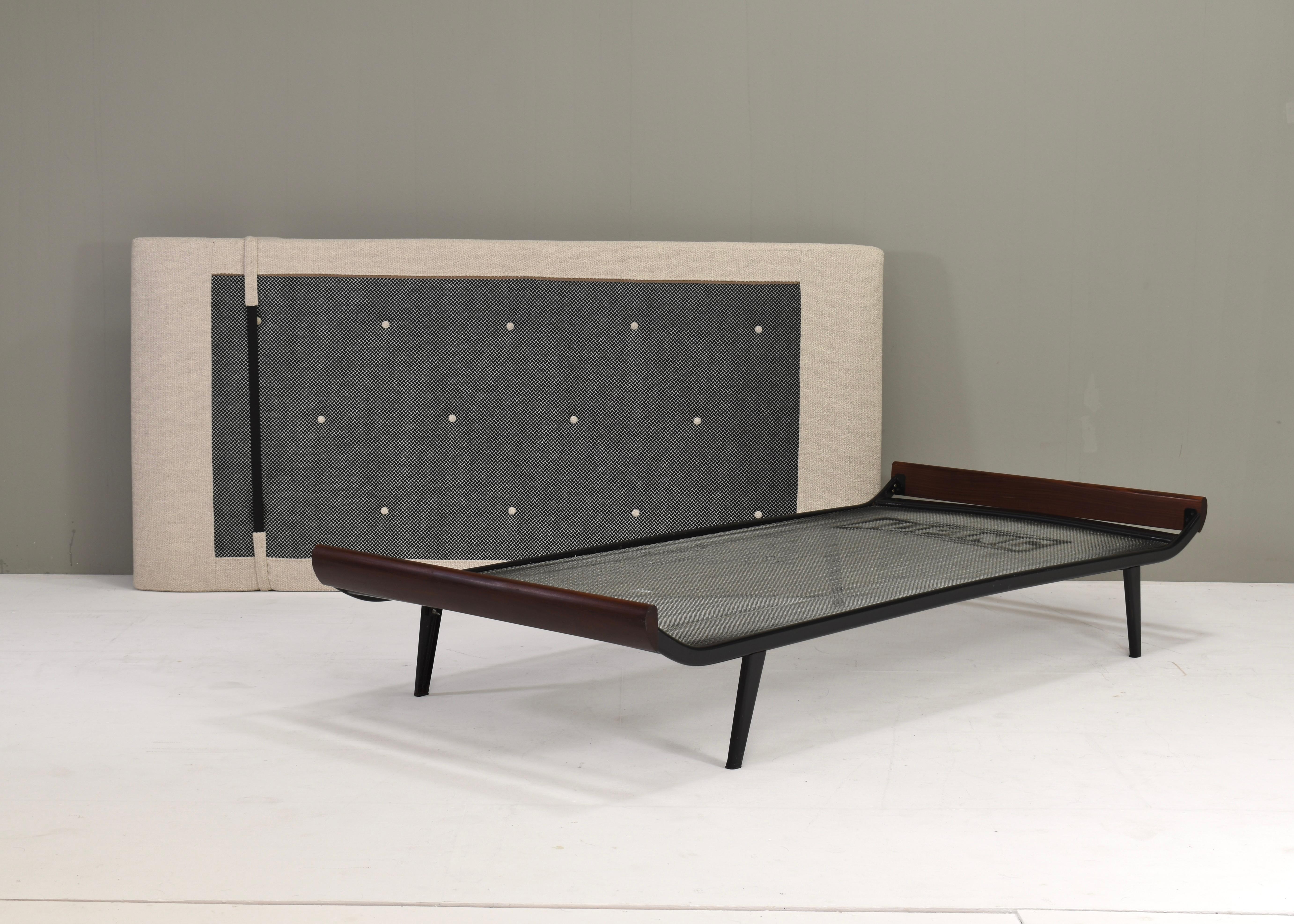 Cleopatra Daybed Designed by Cordemeyer for Auping *New Upholstery* Holland 1954 For Sale 1