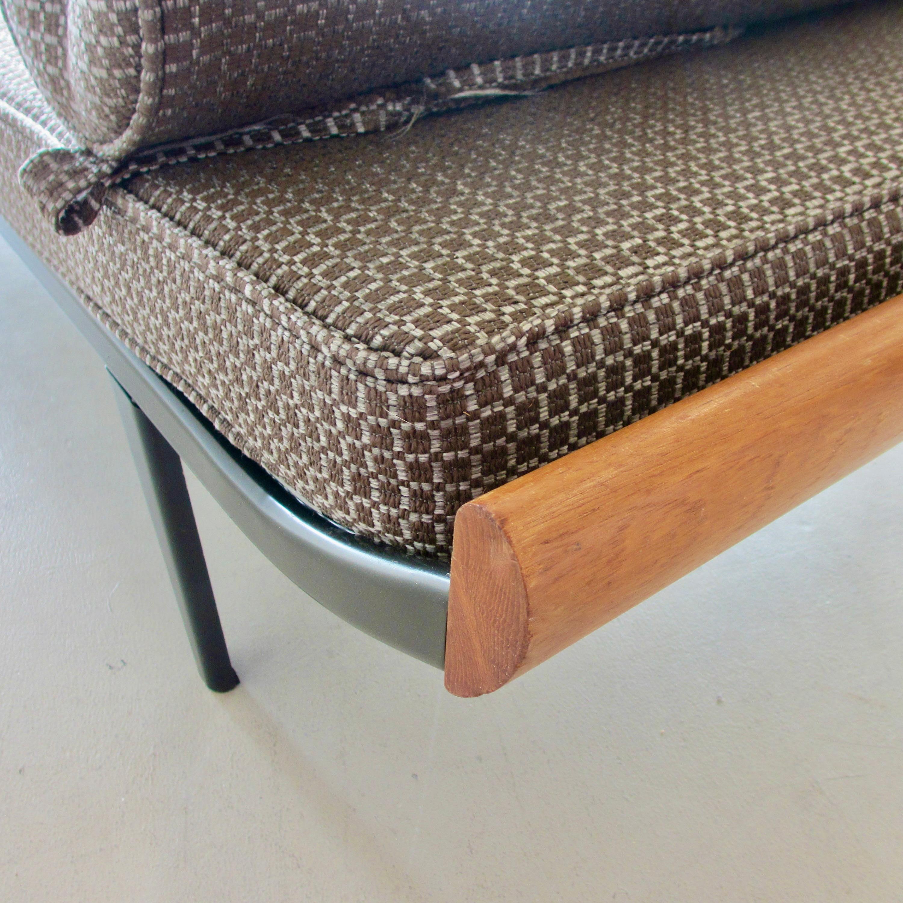 Lit de jour conçu par Dick Cordemeijer. Danemark, Pays-Bas, 1954.

Structure en métal noir et pieds coniques inclinés avec embouts en bois de teck massif. Matelas en laine récemment rembourré. Superbe design industriel néerlandais de Cordemeijer,