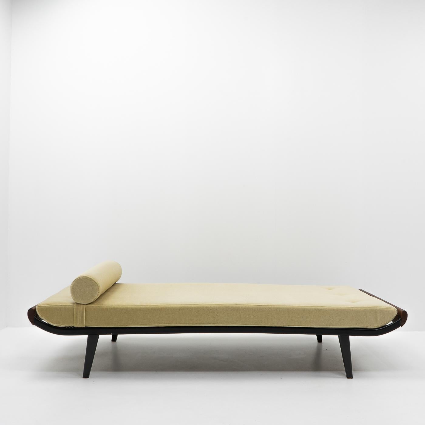 Tagesbett „Kleopatra“ aus luxuriösem Mohair von Dick Cordemeijer für Auping, 1950er Jahre (Niederländisch) im Angebot