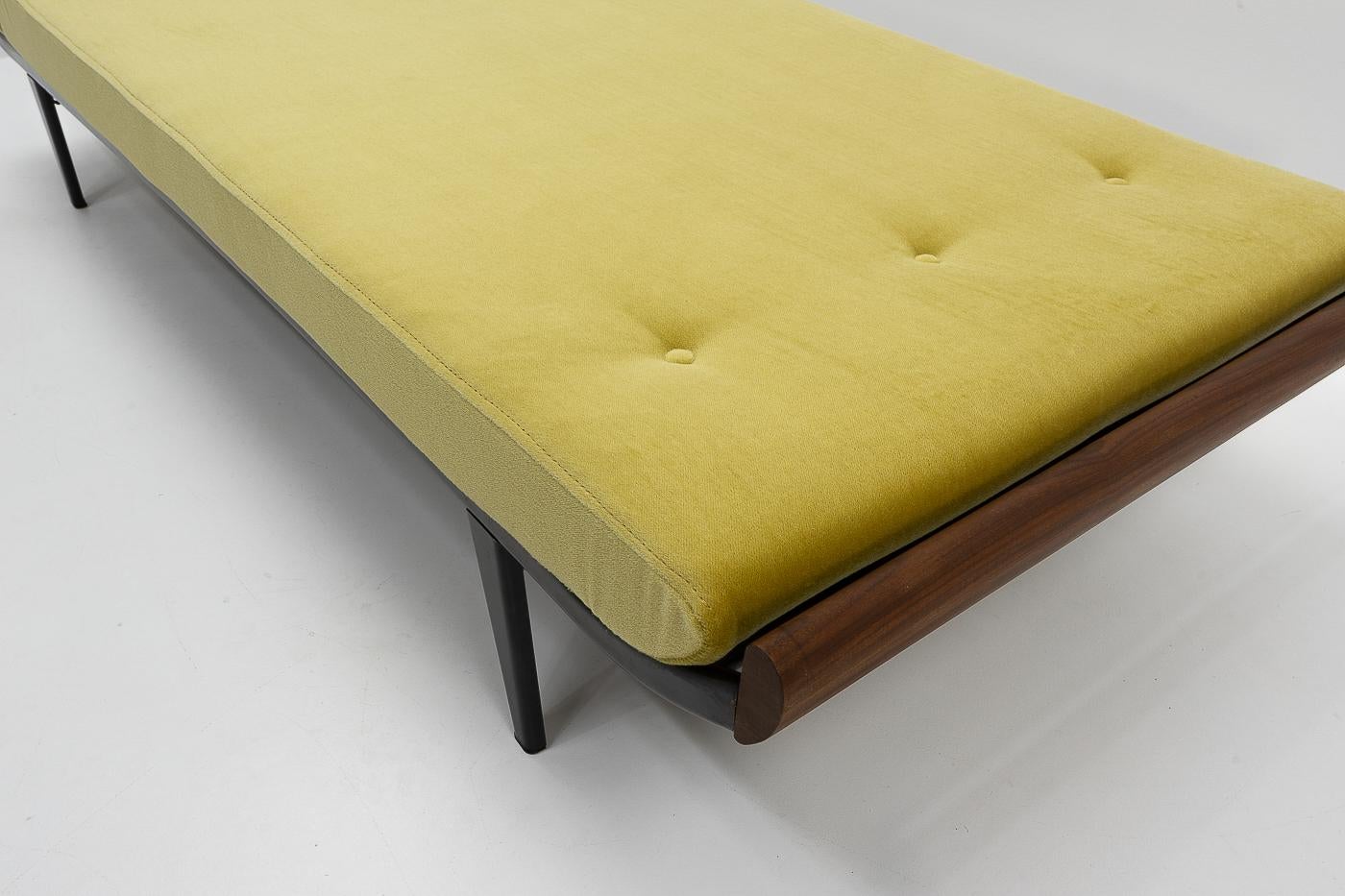 Mid-20th Century Cleopatra Daybed in Mohair by Dick Cordemijer for Auping, 1950s For Sale