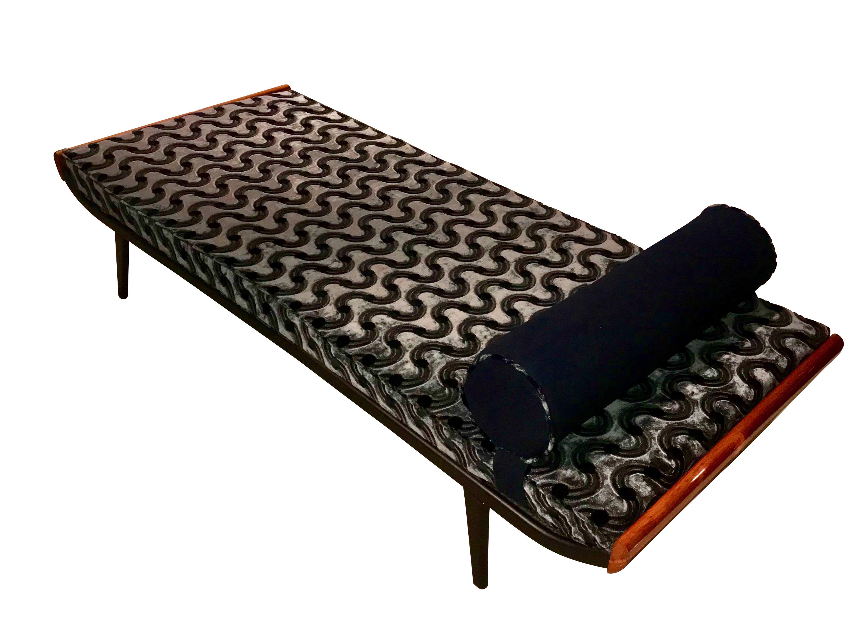 Cleopatra Daybed by Auping, Metal, Teak and New Velvet Upholstery, Netherlands, 1950s

Iconic and comfy Mid-Century Design Daybed / Chaiselongue.
 
The ‘Cleopatra’ daybed has been designed by Dick Cordemeijer for Auping and has been released in