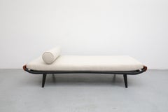 Cama de día "Cleopatra" con estructura de metal esmaltado y colchón y almohadón beige