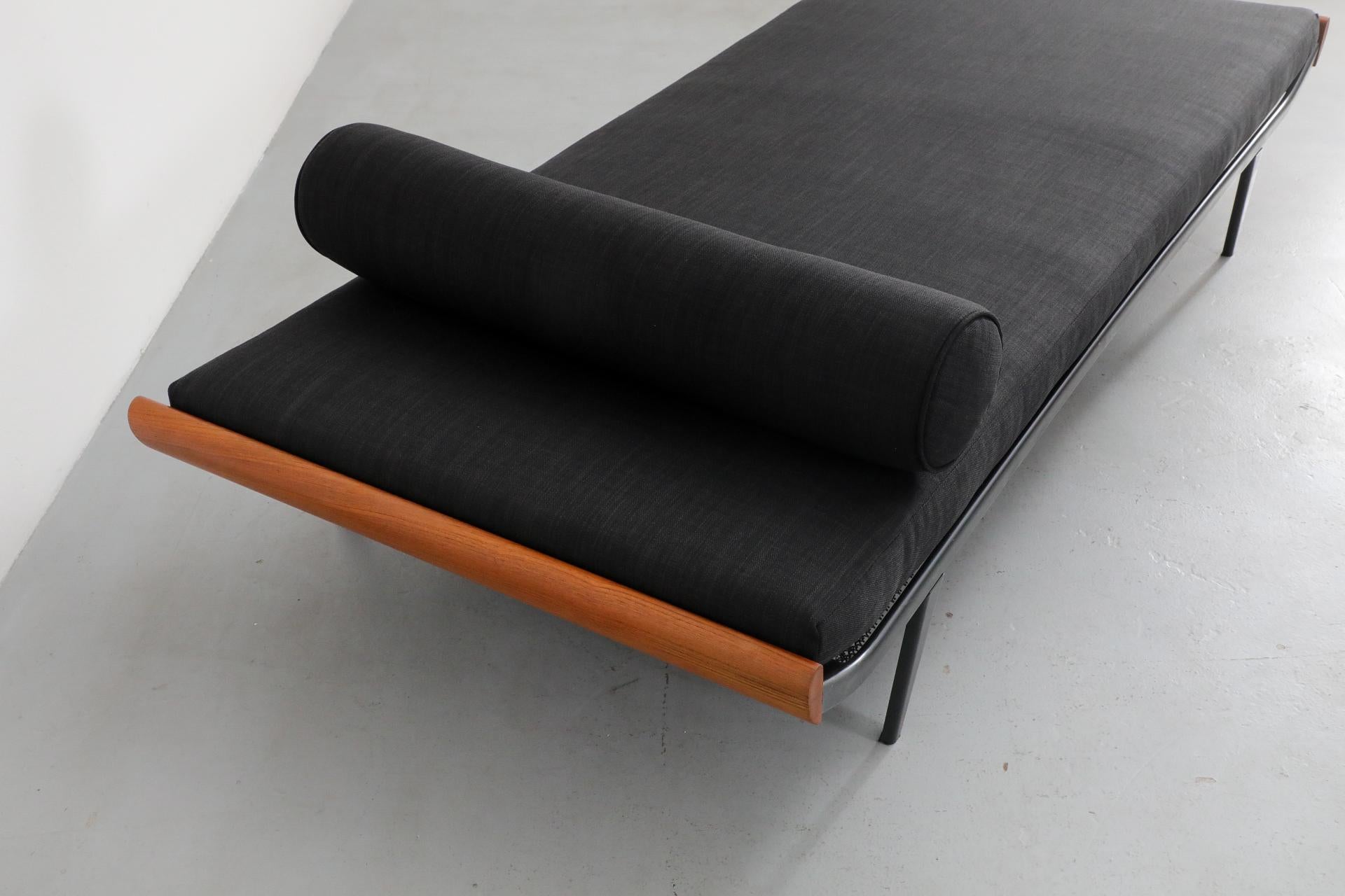 ‘Cleopatra’ Daybed with Teak Ends, Black Mattress, and Bolster by Auping For Sale 3
