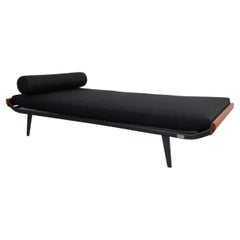 Lit de jour 'Cleopatra' avec extrémités en teck, matelas noir et Bolsters by Auping
