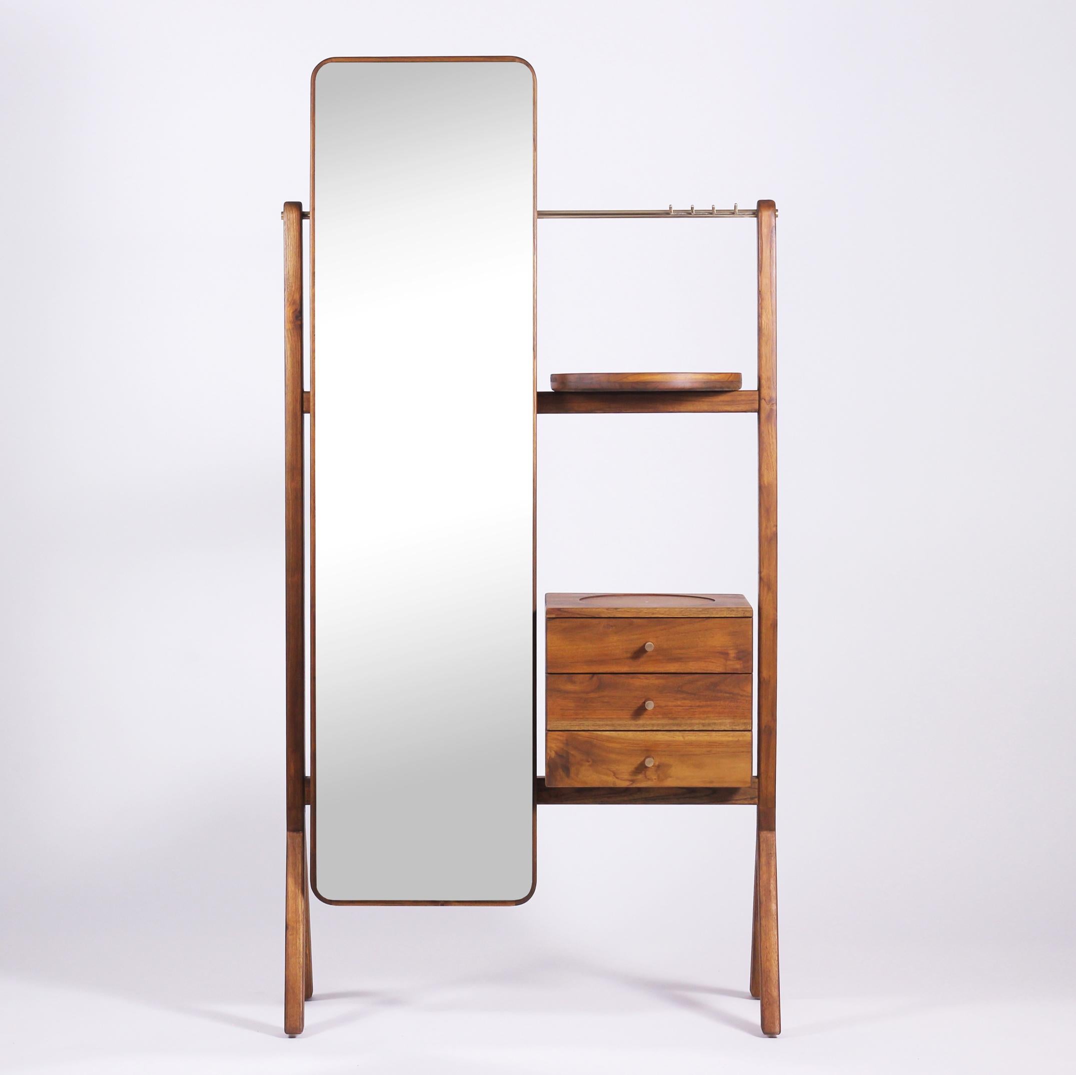 Mobile da toeletta Cleopatra di Atelier A
Dimensioni: D 40 x L 90 x H 180 cm
Dimensioni dello specchio: L 40 x H 155 cm
Materiali: Legno massiccio di teak, ottone massiccio, vetro a specchio.

Il mobile da toilette Cleopatra è stato progettato e