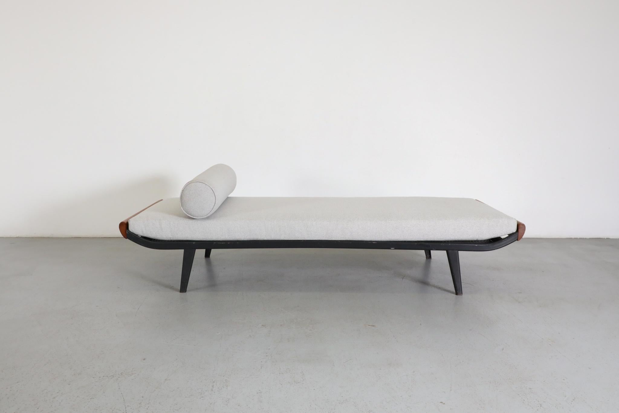 Il famoso designer olandese A.R. Cordemeijer ha creato questo delizioso modello di metà secolo,  stretto letto da giorno 