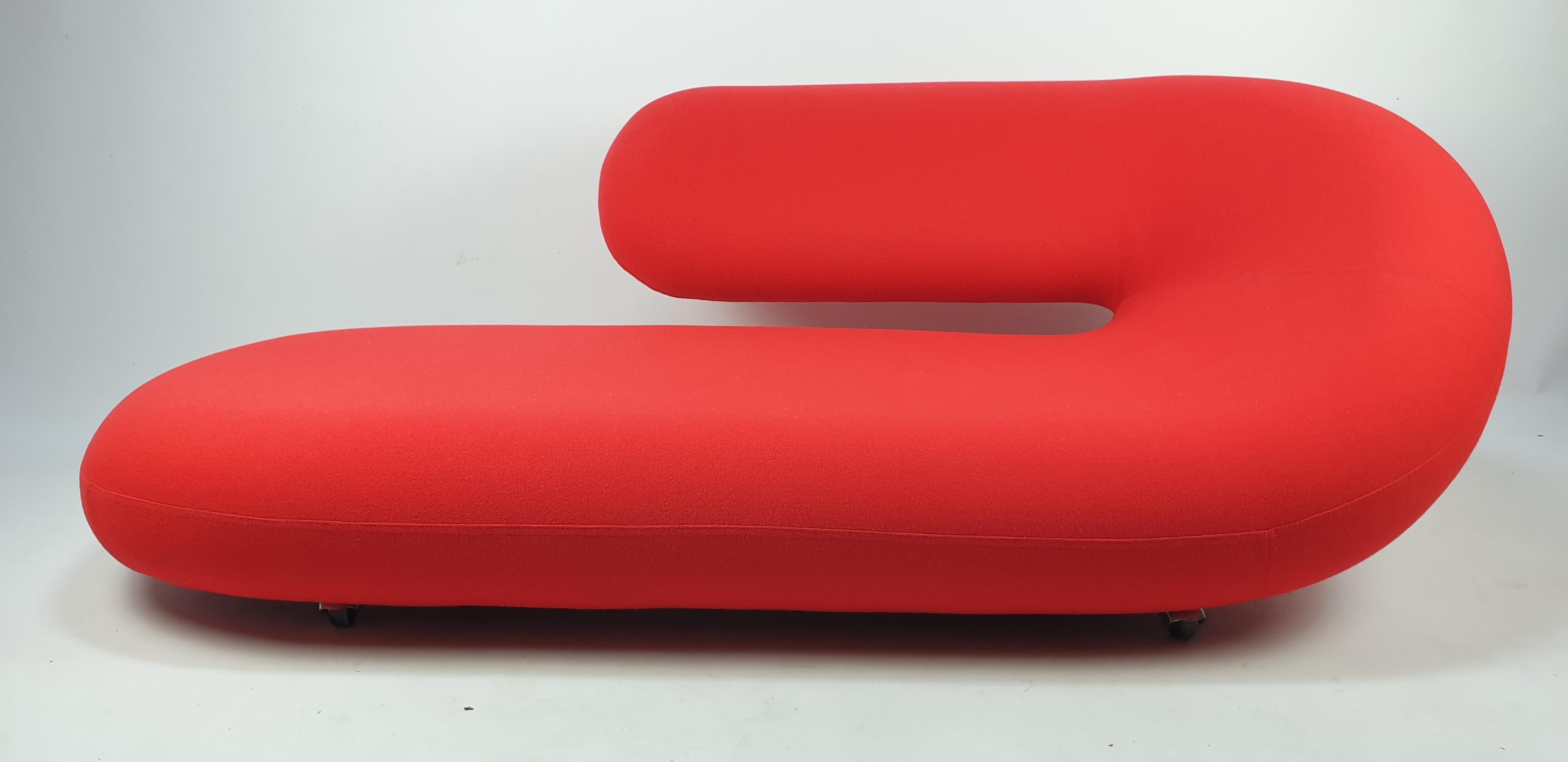 This model Cleopatra chaise longue was manufactured by Artifort in the 1970s and designed by Geoffrey Harcourt. It has the original high-quality Kvadrat wool fabric and it is in very good condition. Very comfortable and elegant. It is a piece of art